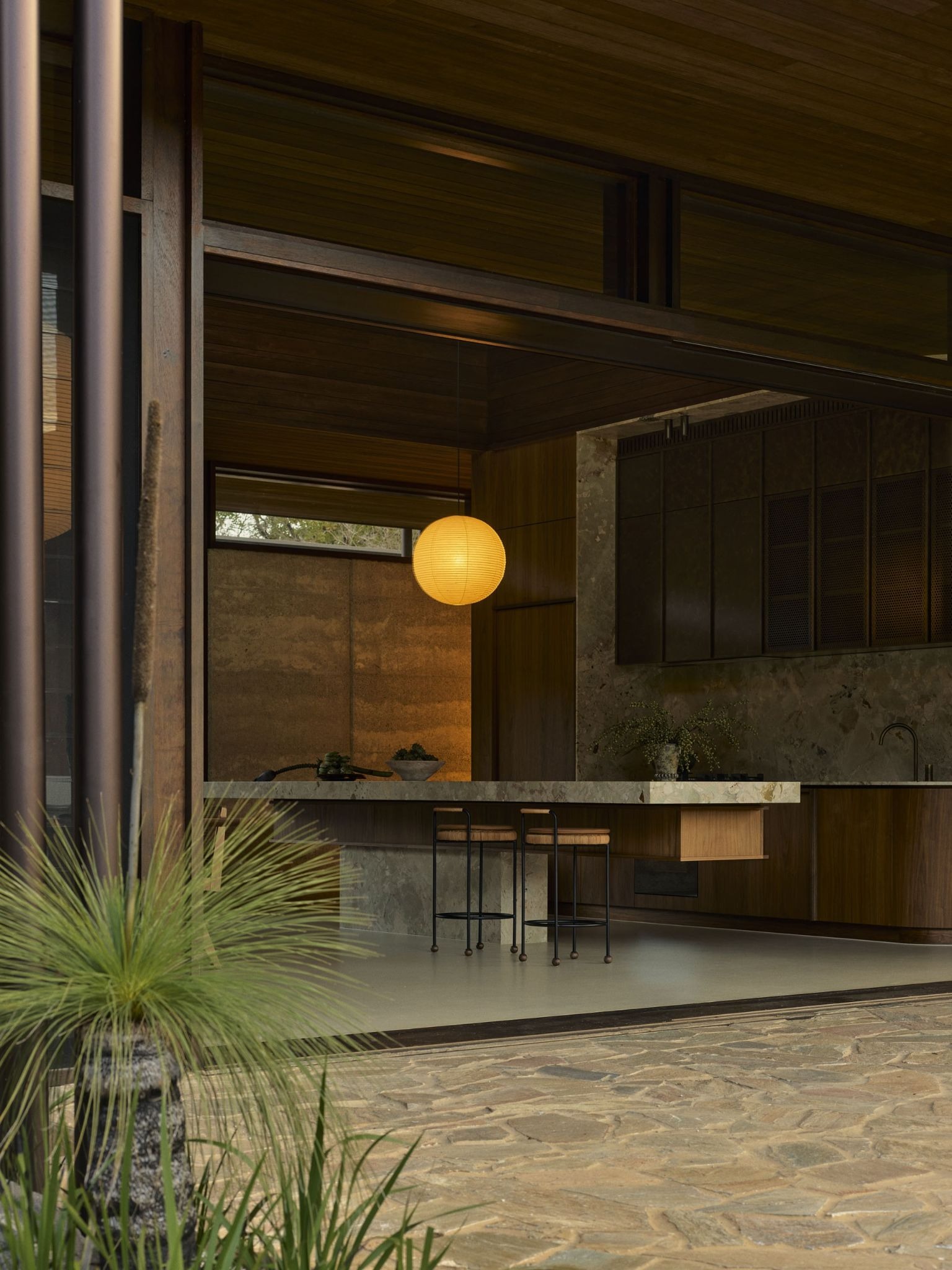 Finca Talluca: A Currumbin Valley Retreat Where Brutalism Meets Midcentury Poise