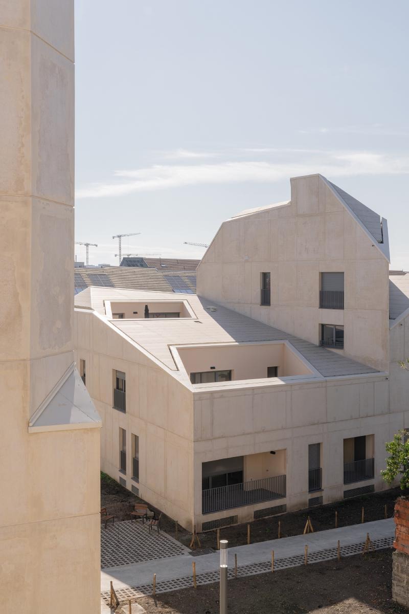 Asymmetric Peaks: OLGGA and Atelier Cambium Sculpt a Mineral Horizon in Bordeaux