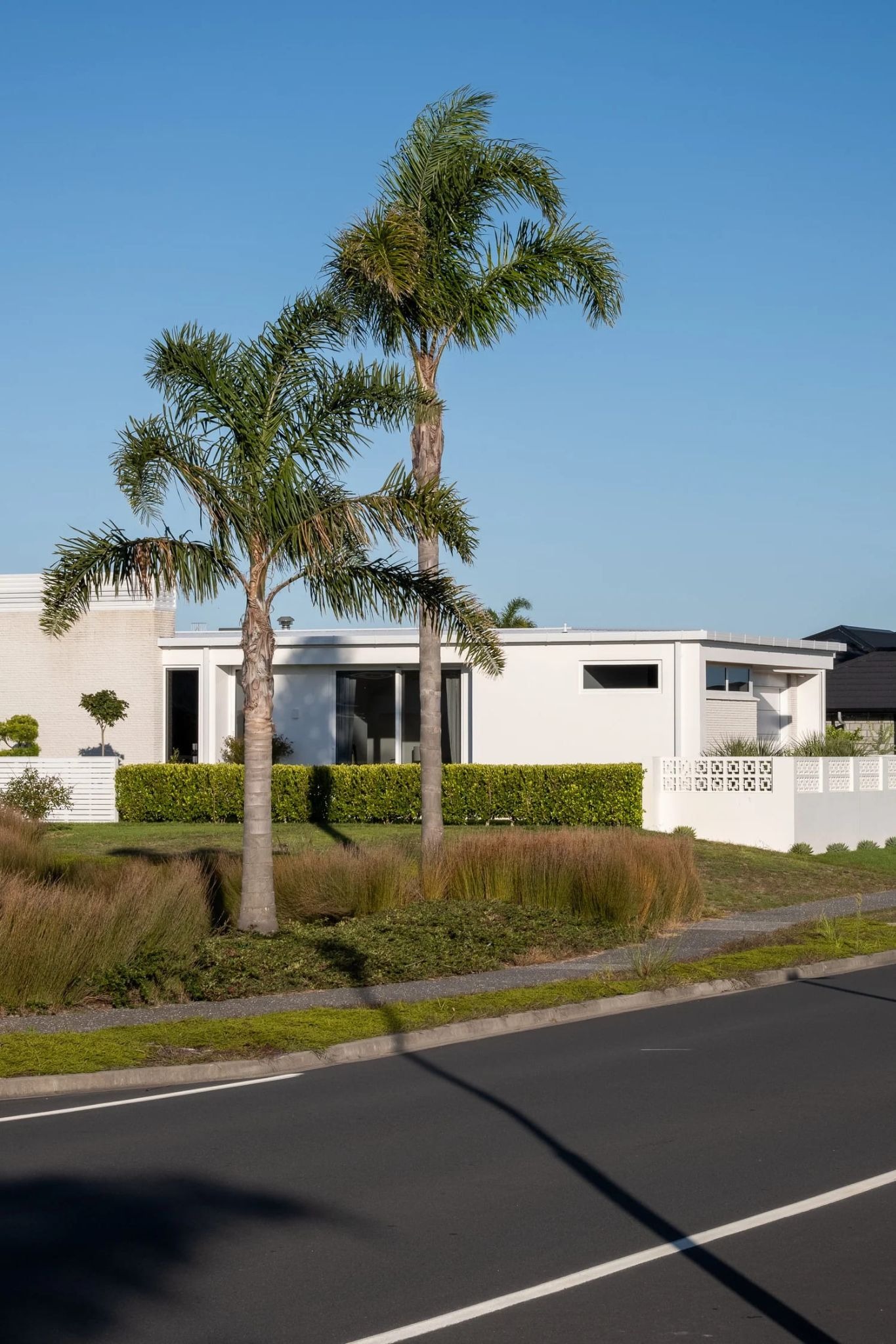 The New Zealand Dream: Arkhē Architecture Channels Palm Springs Cool in a Gabled Masterpiece