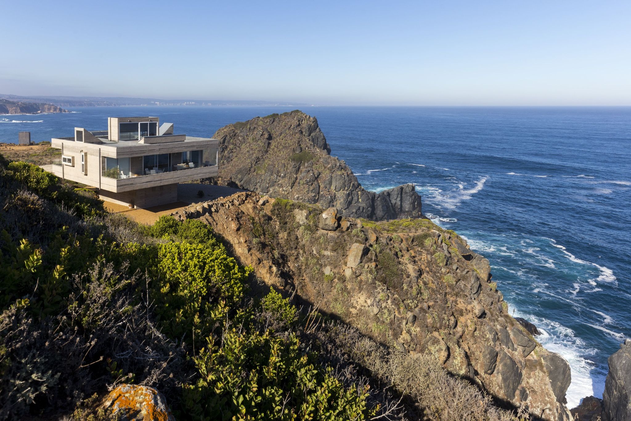 Casa Mirador Tunquén: A Chilean Cliff-House Capturing Sea & Sky