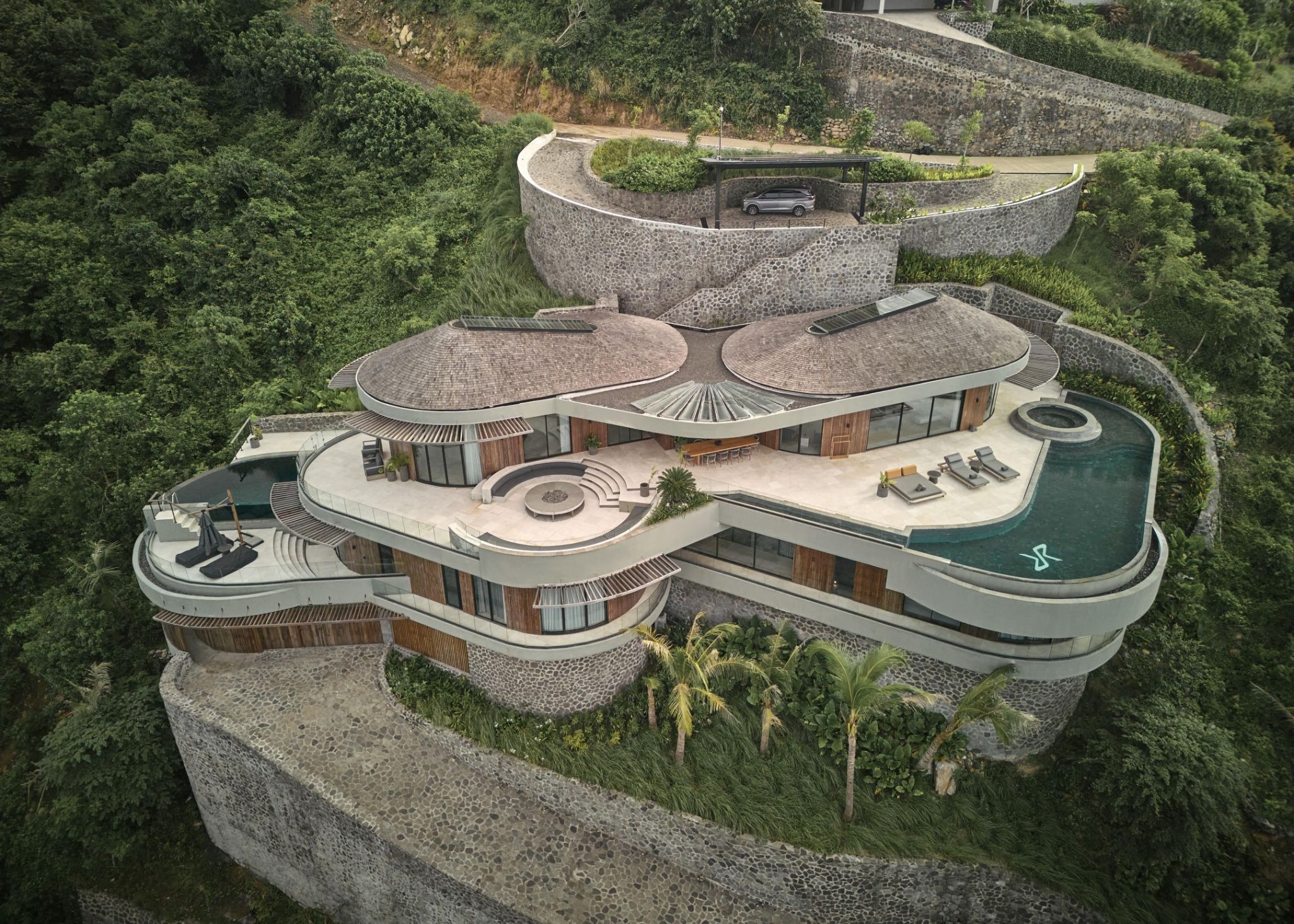 Nyrenstone Estate: Architecture Shaped by Slope, Geometry, and the Sea