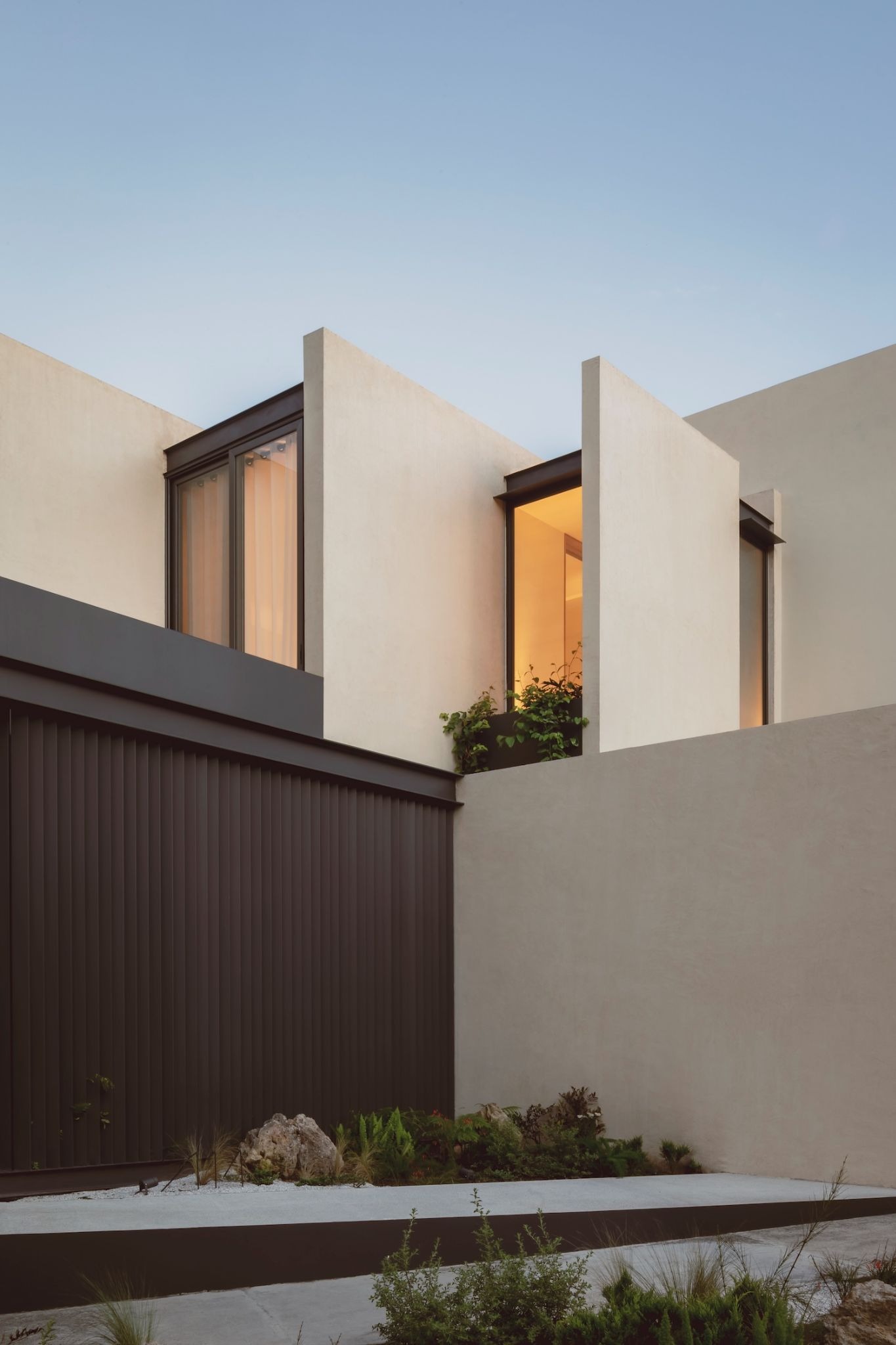 Monolithic Introspection: V Taller Redefines the Concrete Heart of Guadalajara