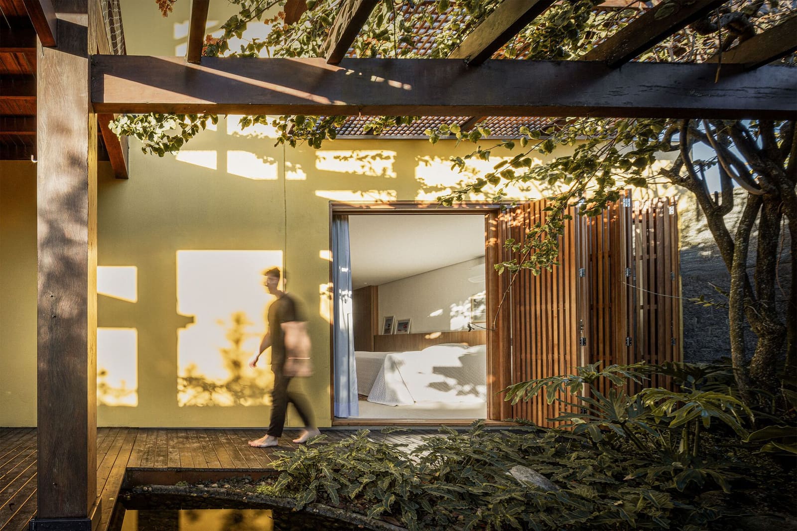 When Vertical Living Stops Making Sense: A 45-Square-Meter Beach House Rethinks Its Floors