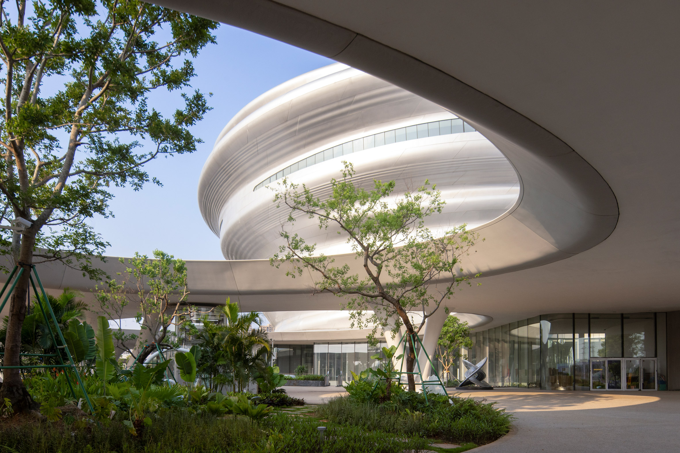 A Silver Spiral Above The Wetlands: MAD’s Hainan Science Museum Reimagines How We Learn