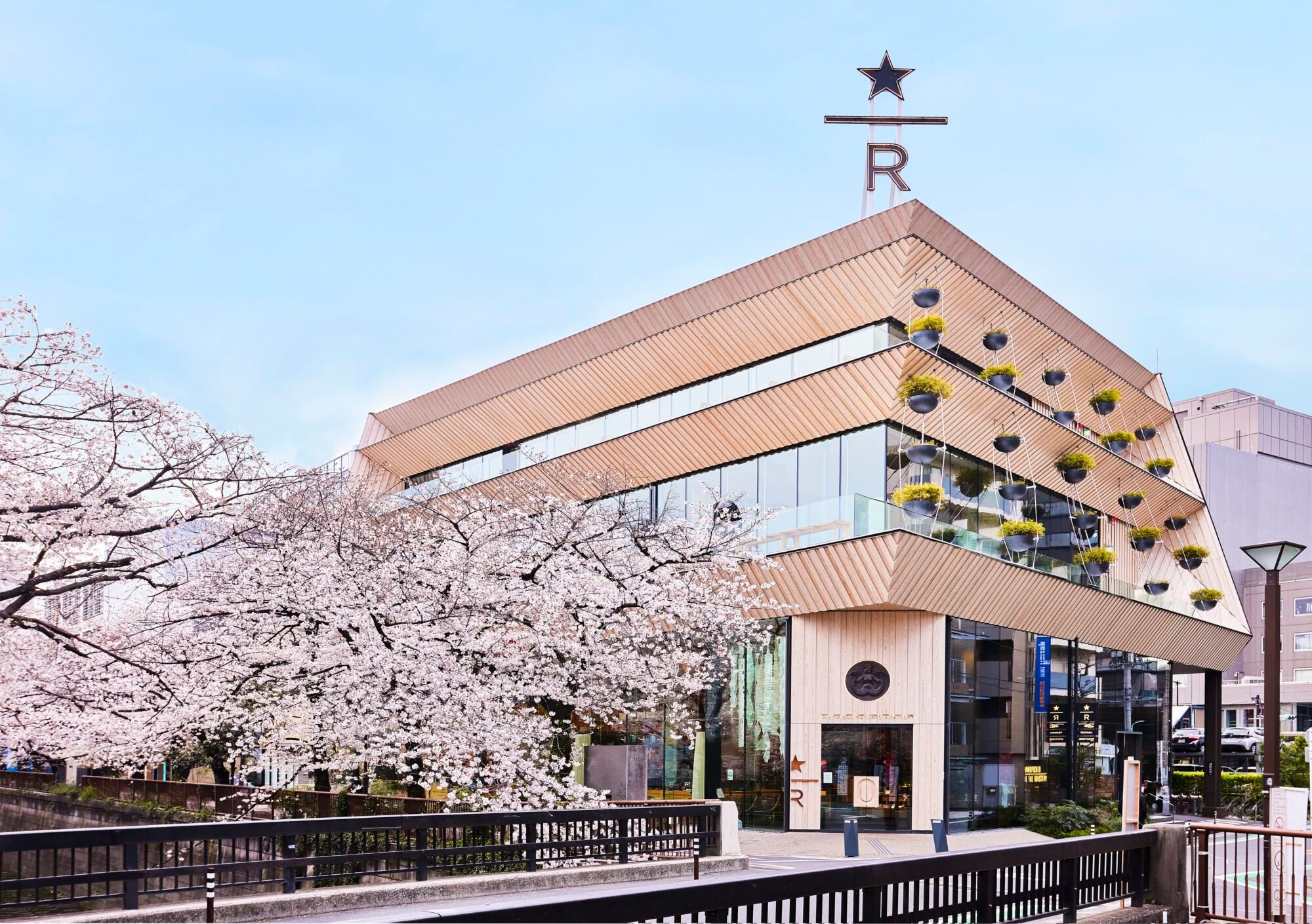 Culture-made Retail: How Starbucks’ Flagship Stores Turn Local Craft Into Global Design Icons