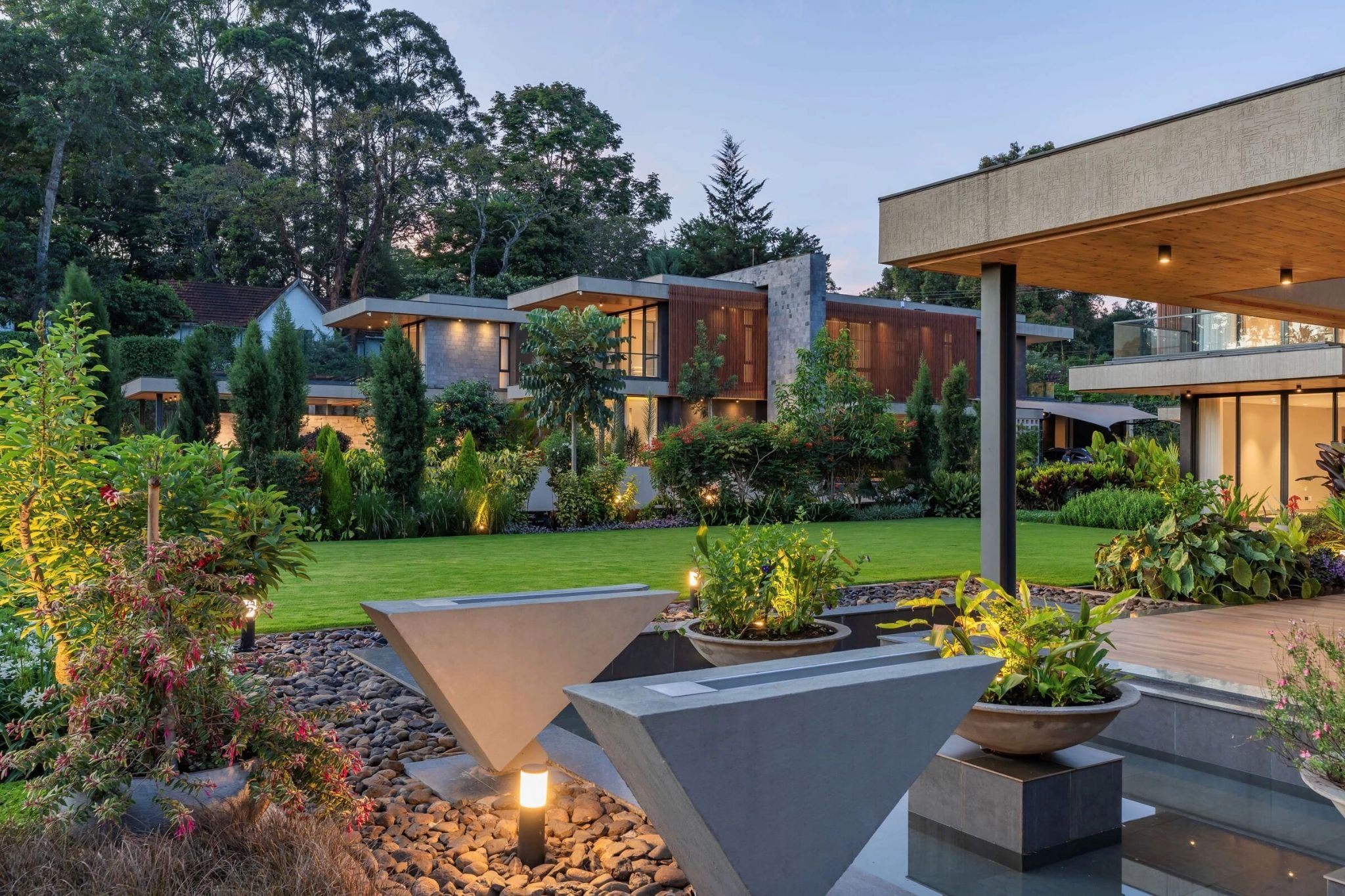 Green Abode Maximizes Privacy and Panoramic Views Through Topography-Driven Design