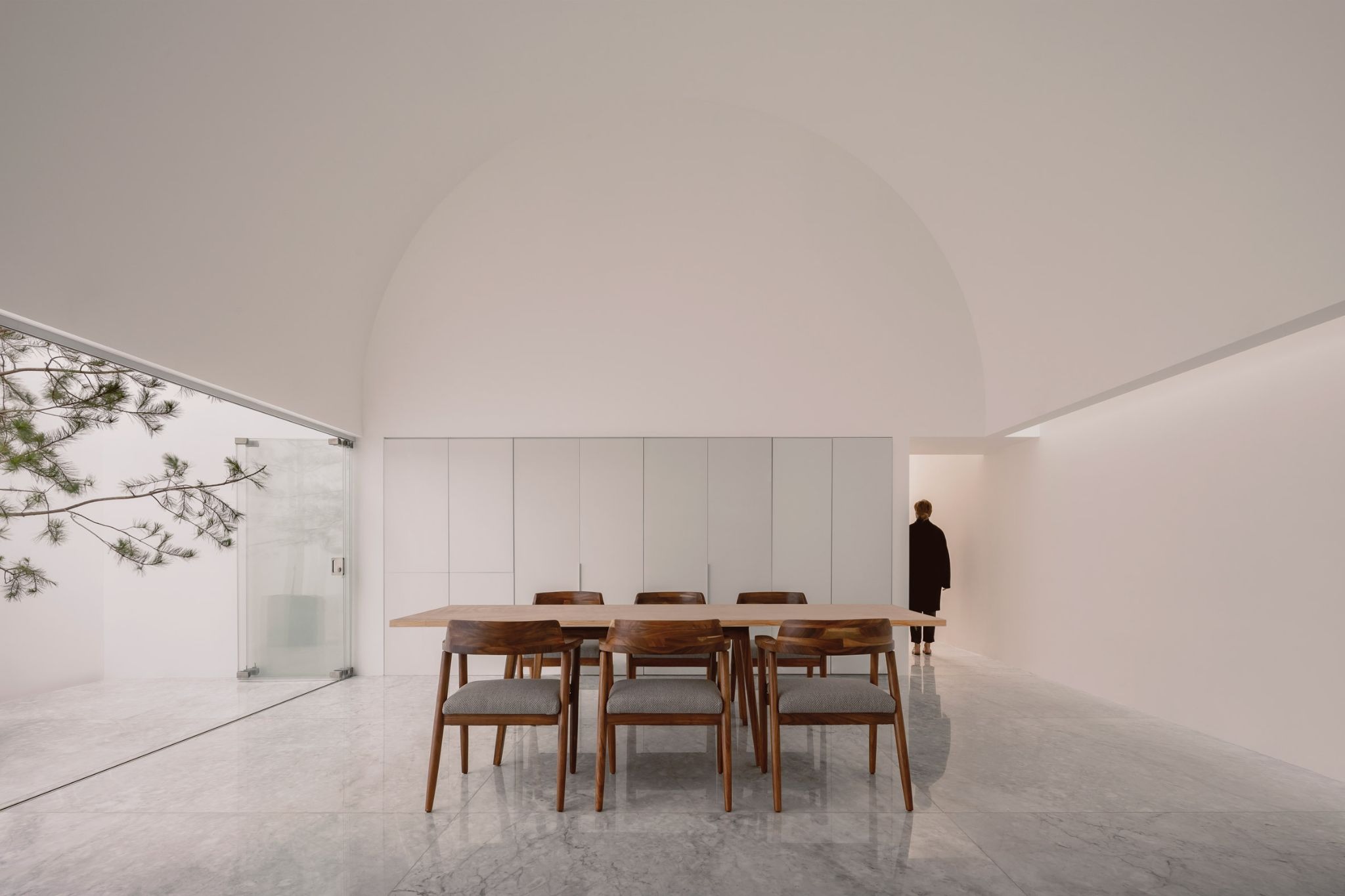 White Home: A Quiet Dialogue Between Privacy, Light and Urban Refuge