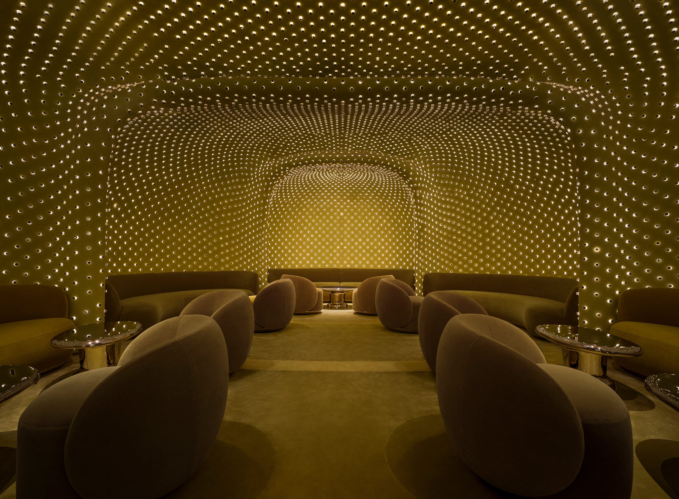 Peridot Bar: A Cinematic Interior Suspended Above Hong Kong