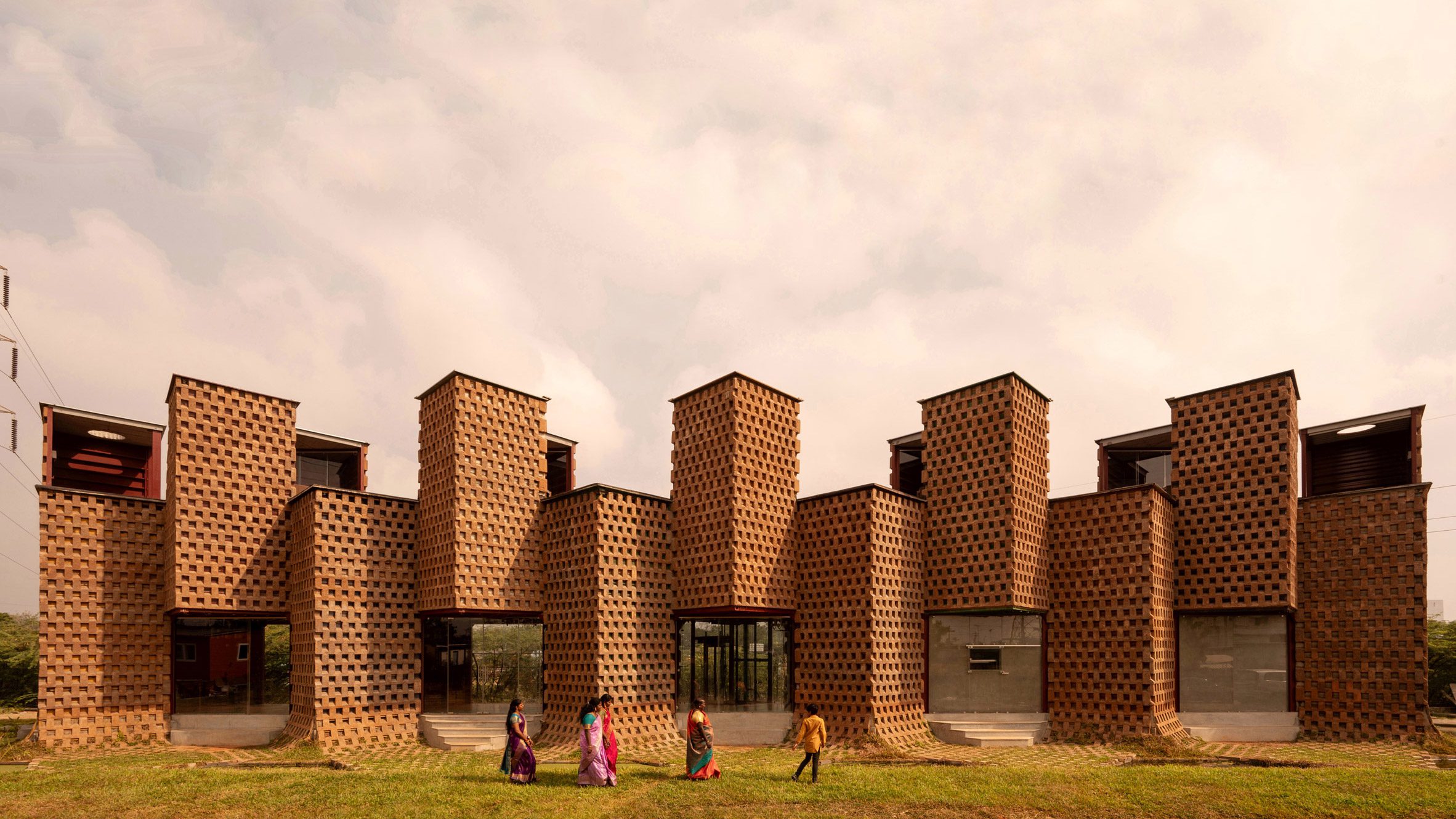 Earth-wrapped Steel: Inside Wallmakers’ Climate-responsive Petti Restaurant