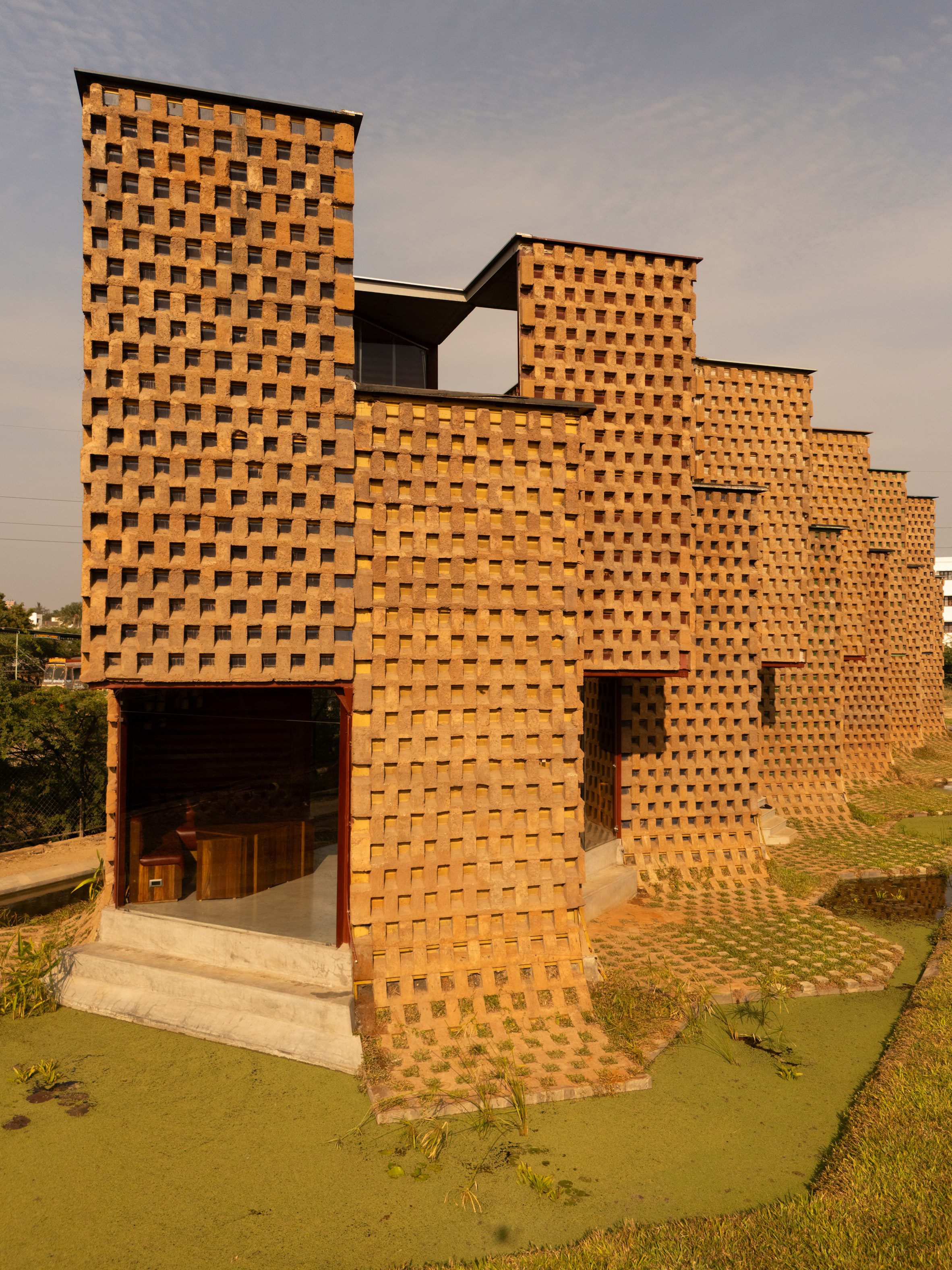 Earth-wrapped Steel: Inside Wallmakers’ Climate-responsive Petti Restaurant