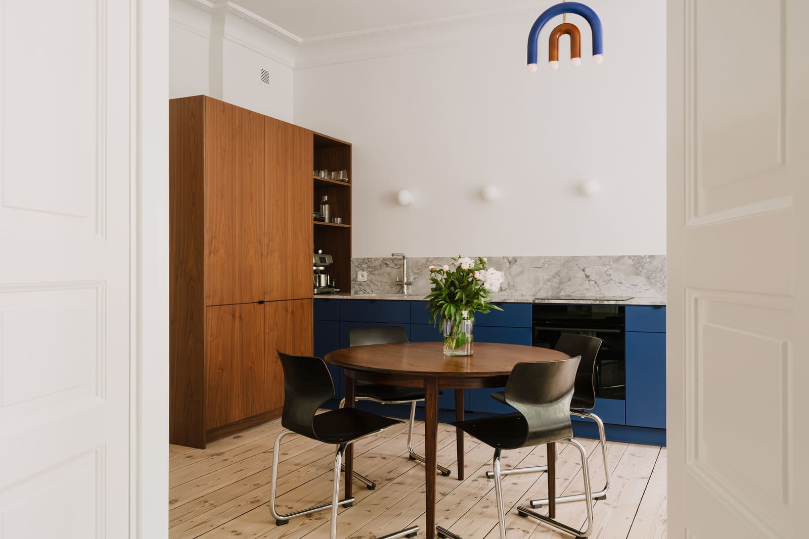 When Historic Bones Meet Contemporary Layers: A Poznań Apartment Renovation