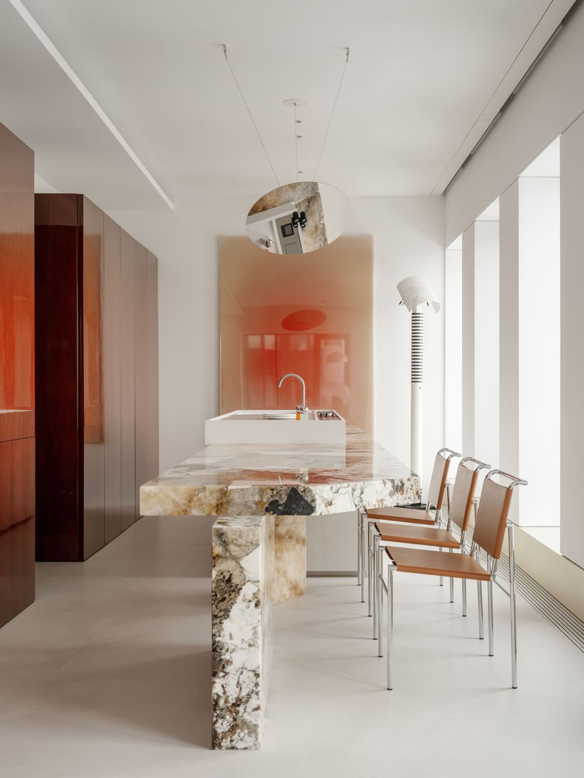 The Geometry of Restraint: How a Single Curved Wall Organizes an Entire Moscow Home