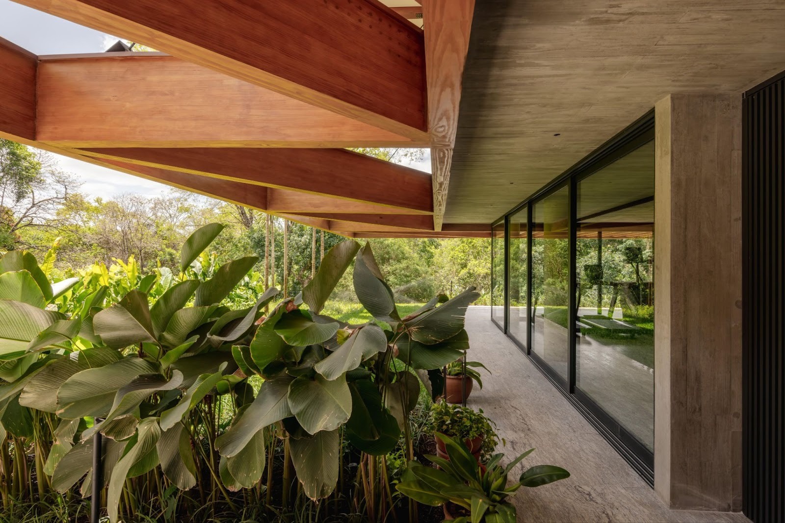 Tangram House: TETRO Arquitetura Composes a Geometric Home Rooted in Landscape