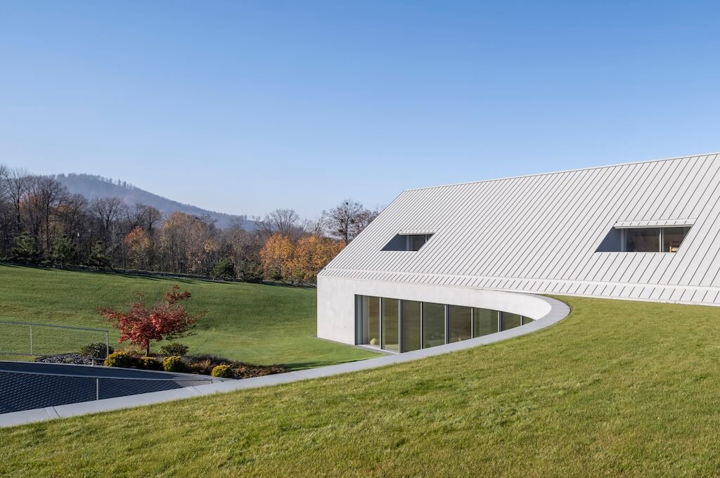 Turning With The Mountain: Yaw House By KWK Promes