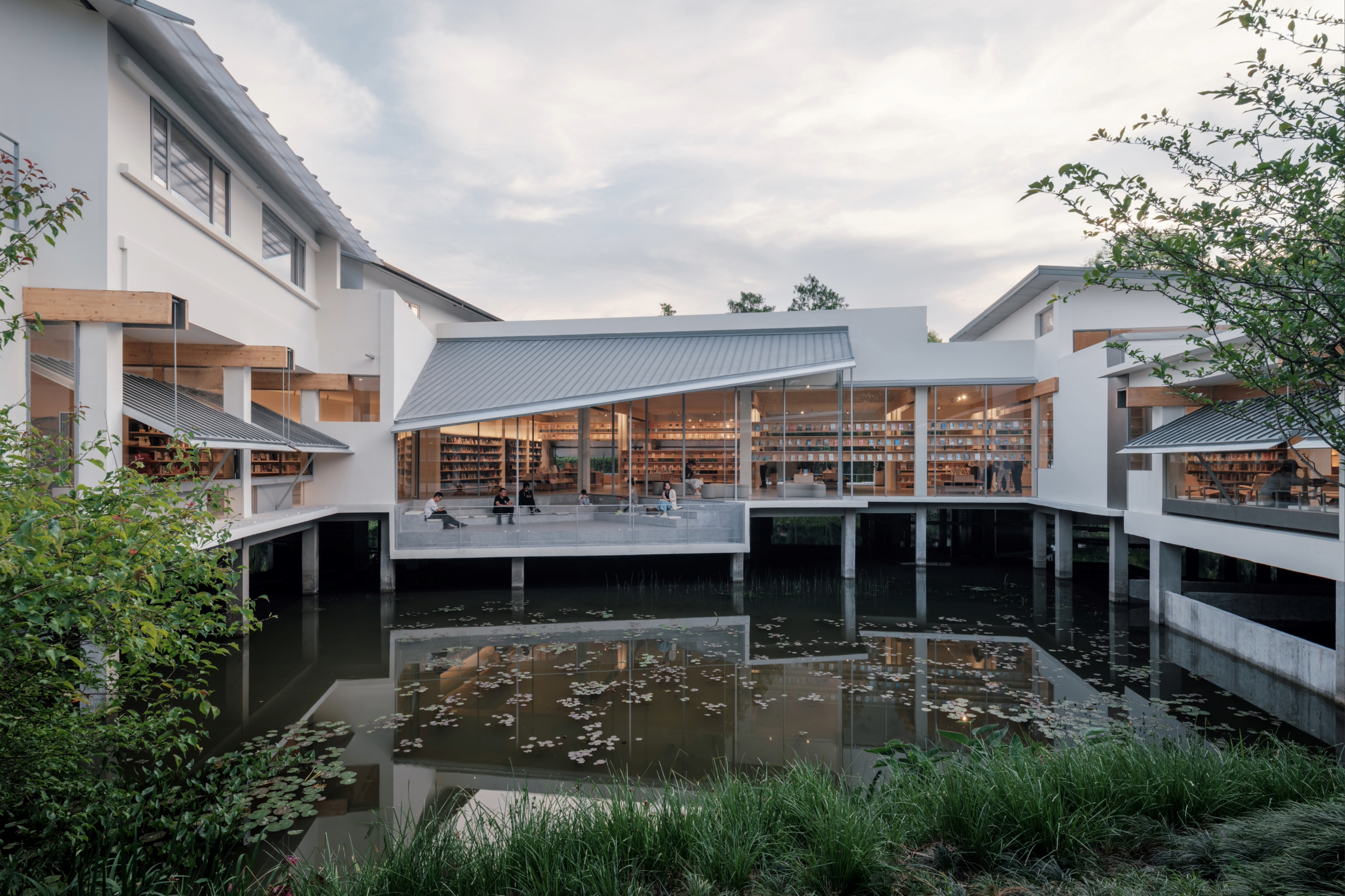 Top Picks - 7 China’s Extraordinary Bookstores Where Design Becomes The Narrative