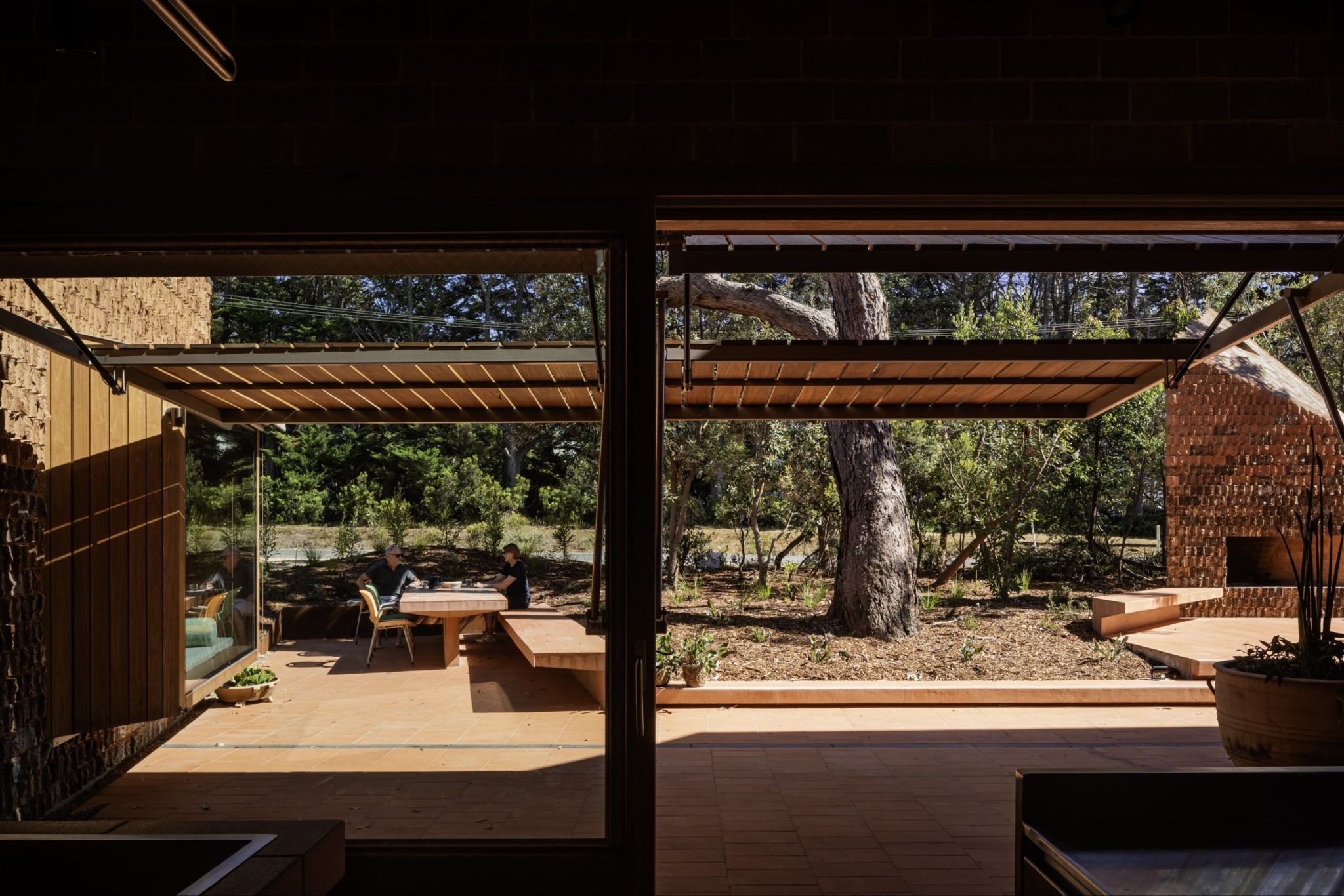 The Alchemist’s Kiln: Wardle’s Burnt Earth Beach House Rises from the Australian Soil