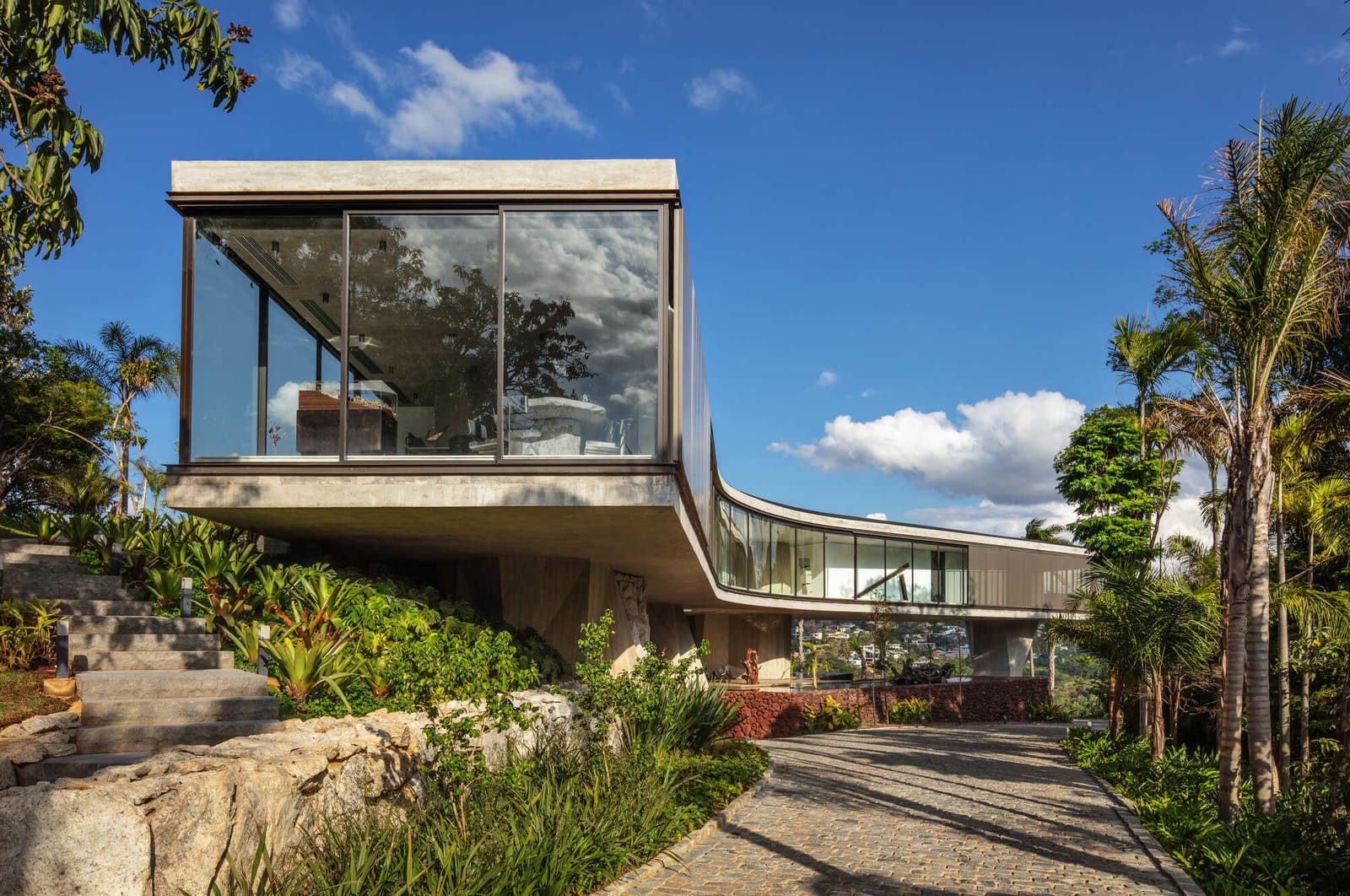 Architecture That Reads the Land: Xingu House in Nova Lima
