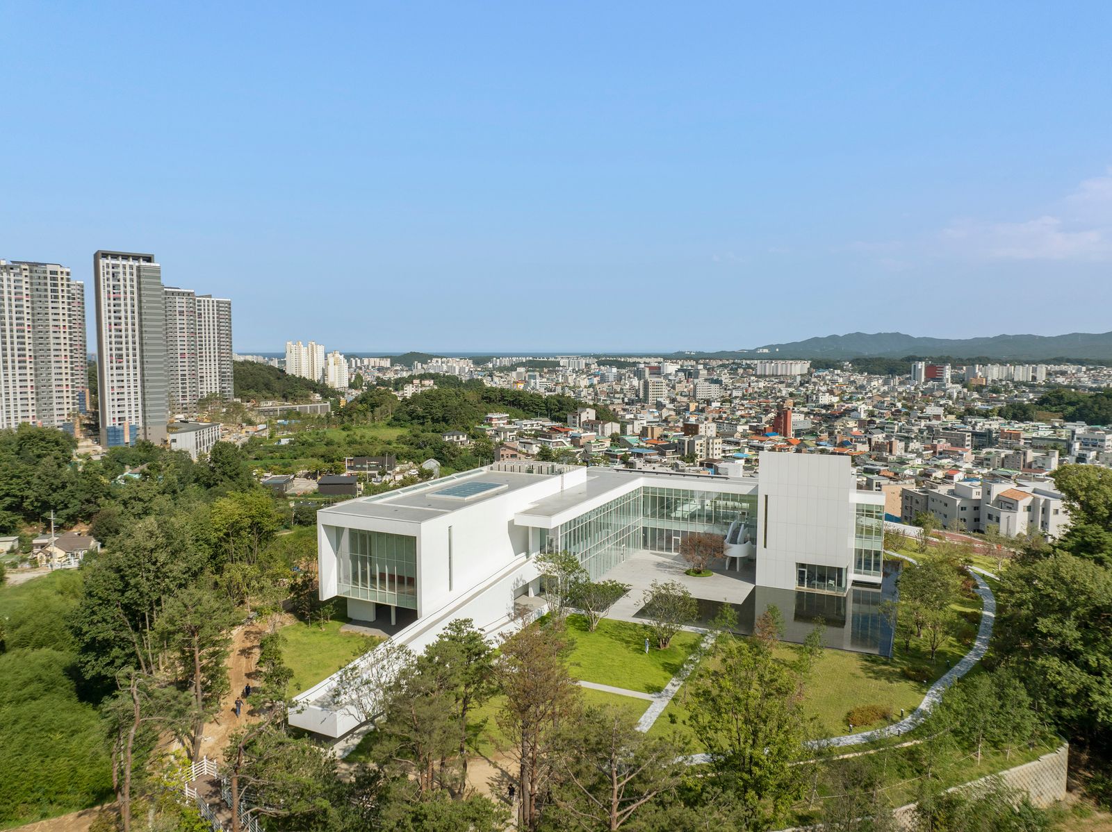 The Sorol Art Museum by Meier Architects Creates a Luminous Dialogue Between Art and Nature in Gangneung