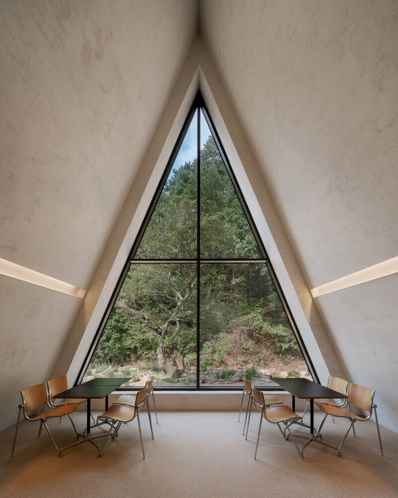 Monologue Café: A Fortress Of Memory Carved Into The Korean Landscape
