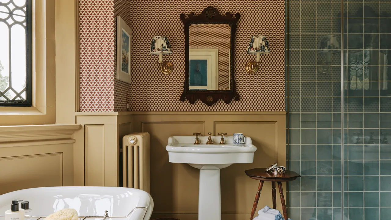 Top Picks - 8 Bathrooms Radiating Hot-tone Elegance