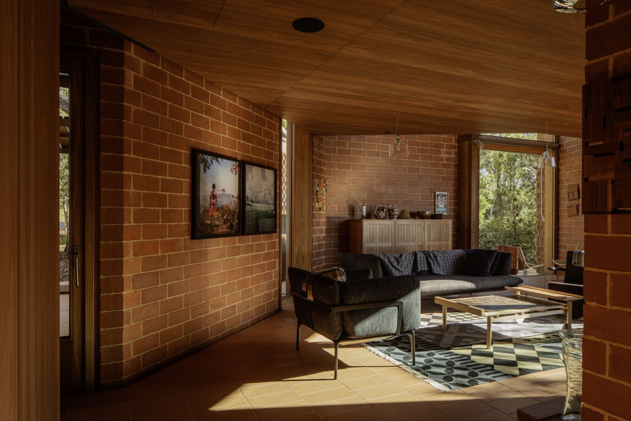 The Alchemist’s Kiln: Wardle’s Burnt Earth Beach House Rises from the Australian Soil