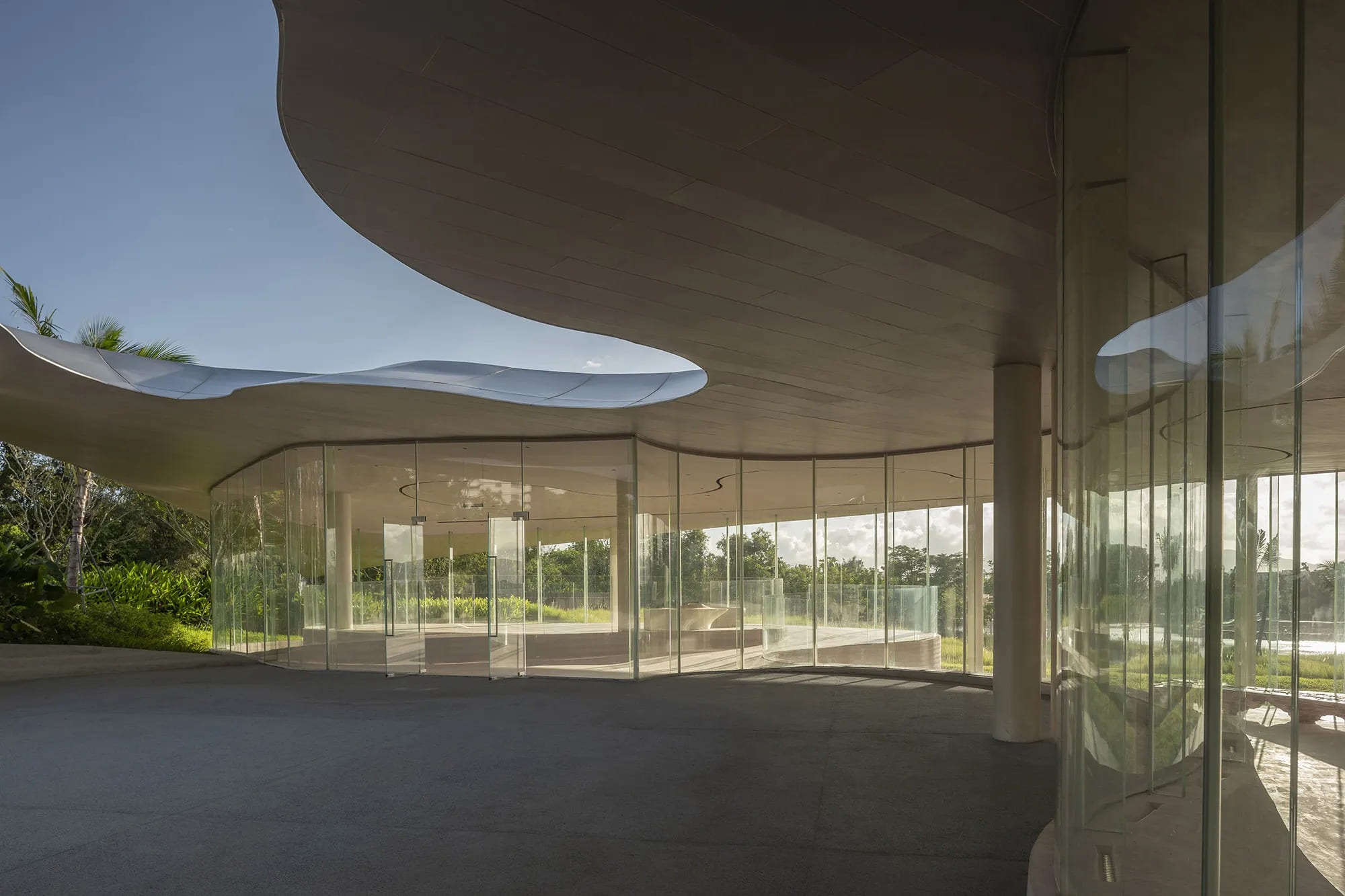 The Horizontal Ghost: E PLUS DESIGN Blurs the Waterline at Haitang River