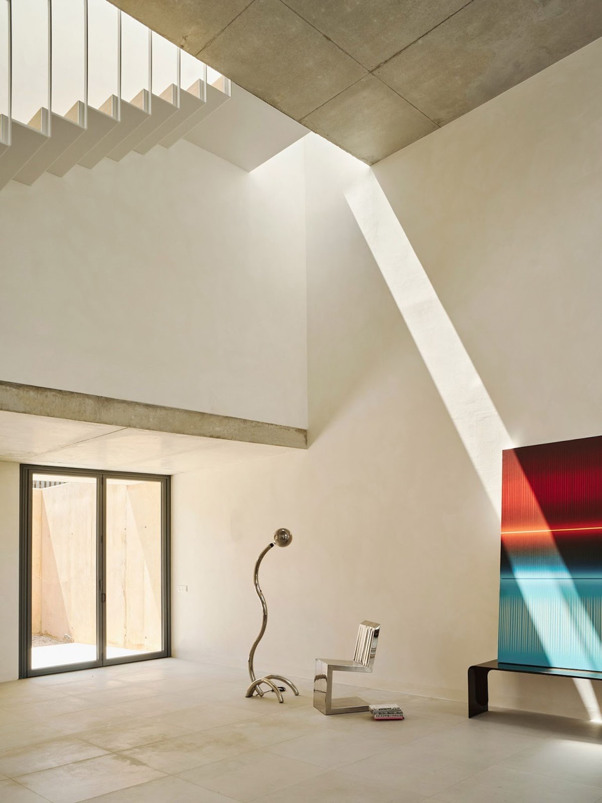 House in Cala Tamarit by Rául Sánchez Architects: A Coastal Home Built from Angles, Light and Memory