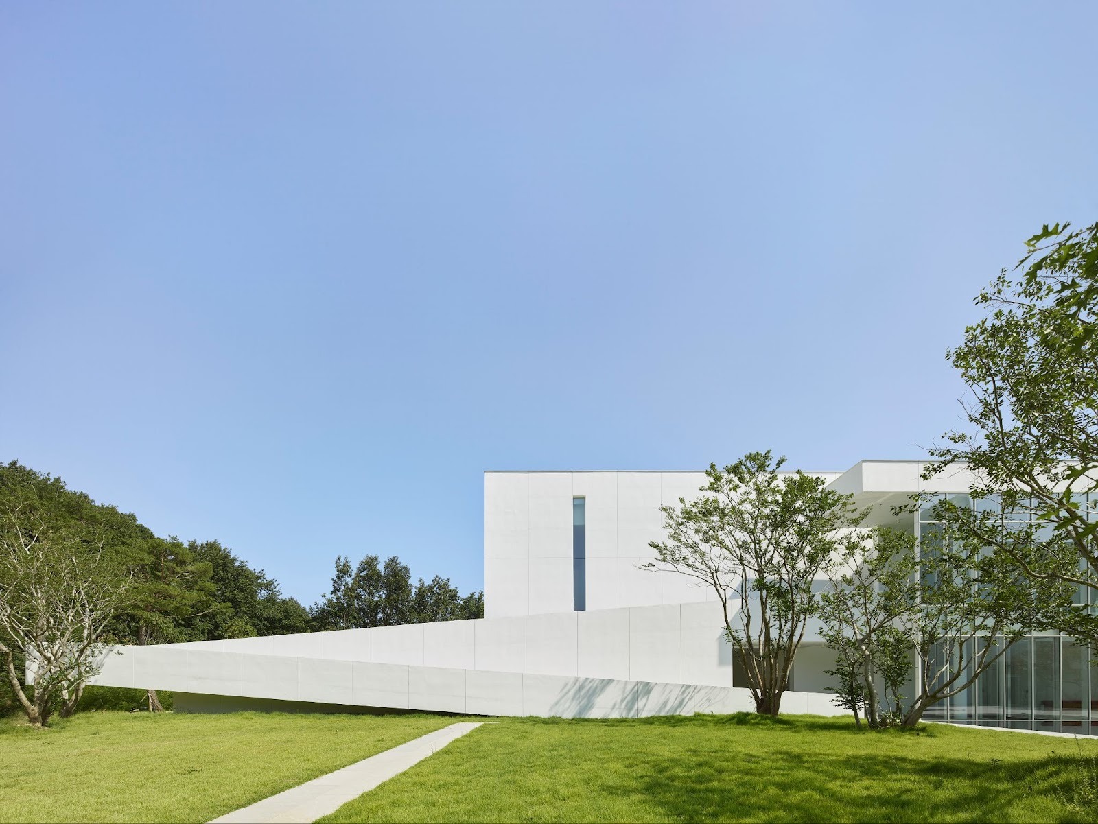 The Sorol Art Museum by Meier Architects Creates a Luminous Dialogue Between Art and Nature in Gangneung