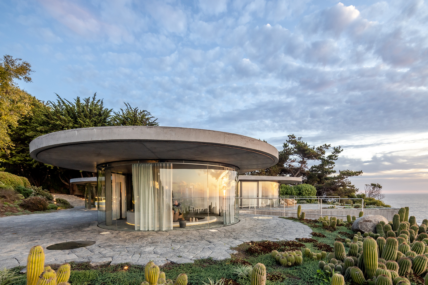 Stretching the Concrete Horizon Across the Chilean Cliffs