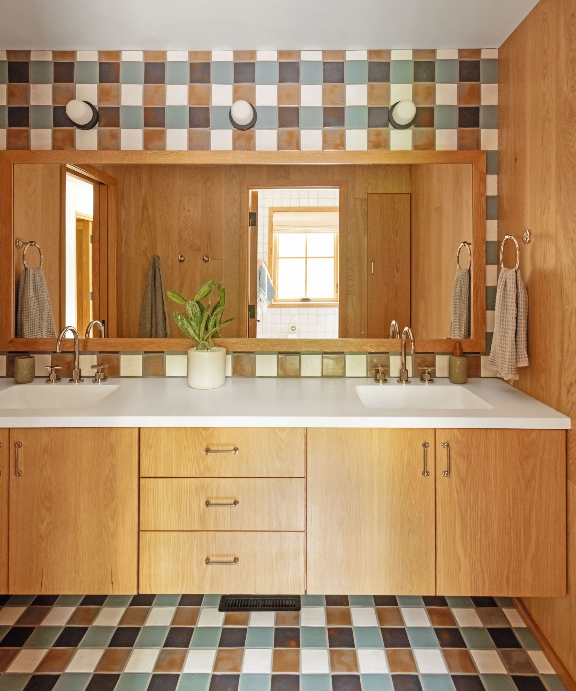 Overscaled Pattern In Small Spaces: Why Big Graphics Can Feel Calmer