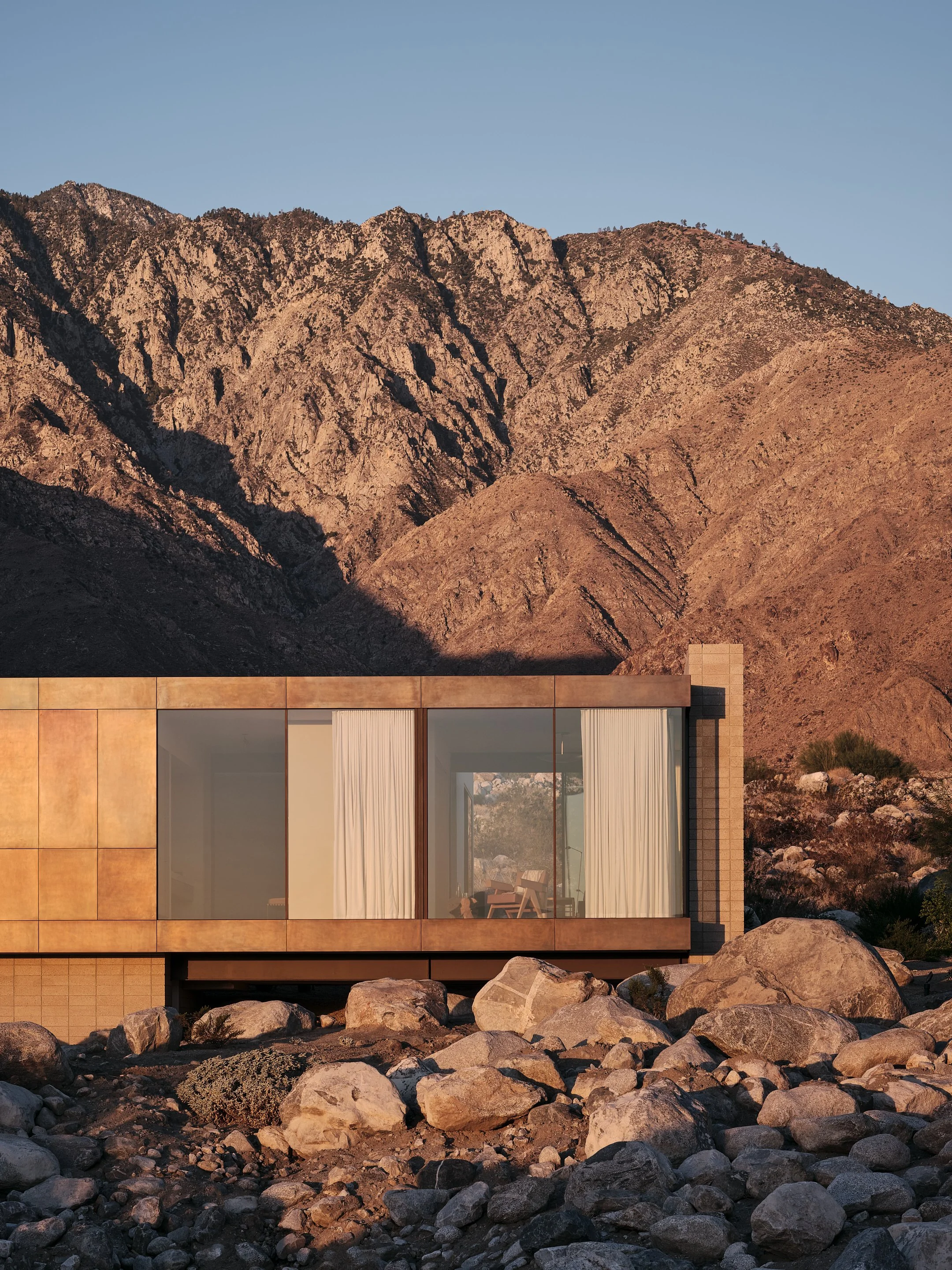 WOODS + DANGARAN’s Desert Palisades Residence Harmonizes With Palm Springs’ Native Terrain