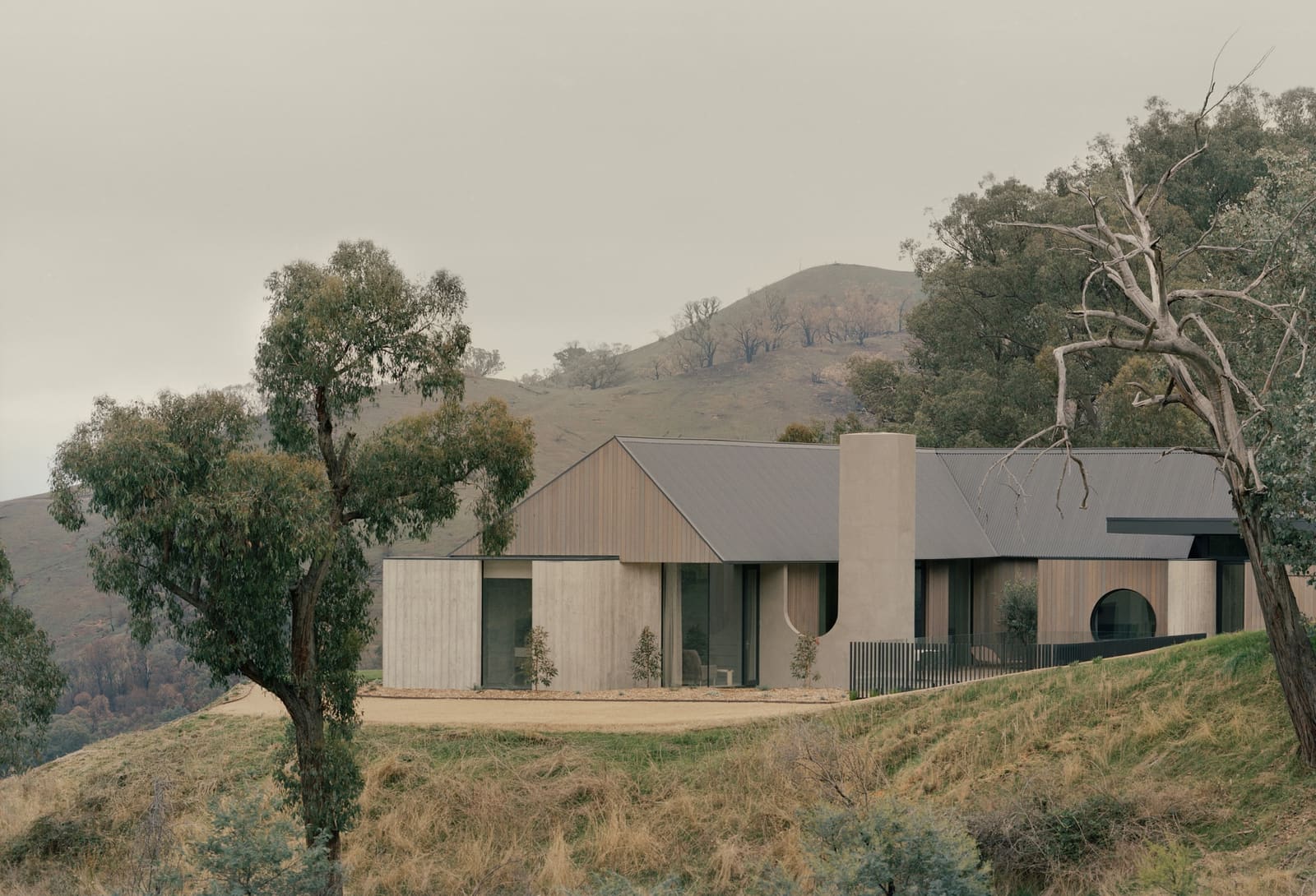 How One Weekend Retreat Frames Australia's Cathedral Ranges