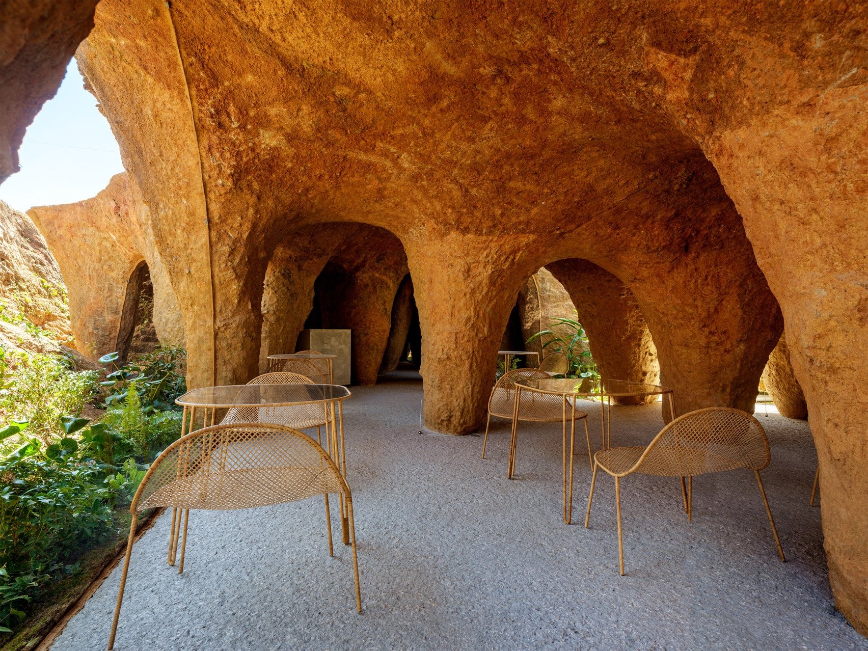 Stone-and-Earth Harmony: Junya Ishigami’s Mud-Covered Home and Restaurant in Japan