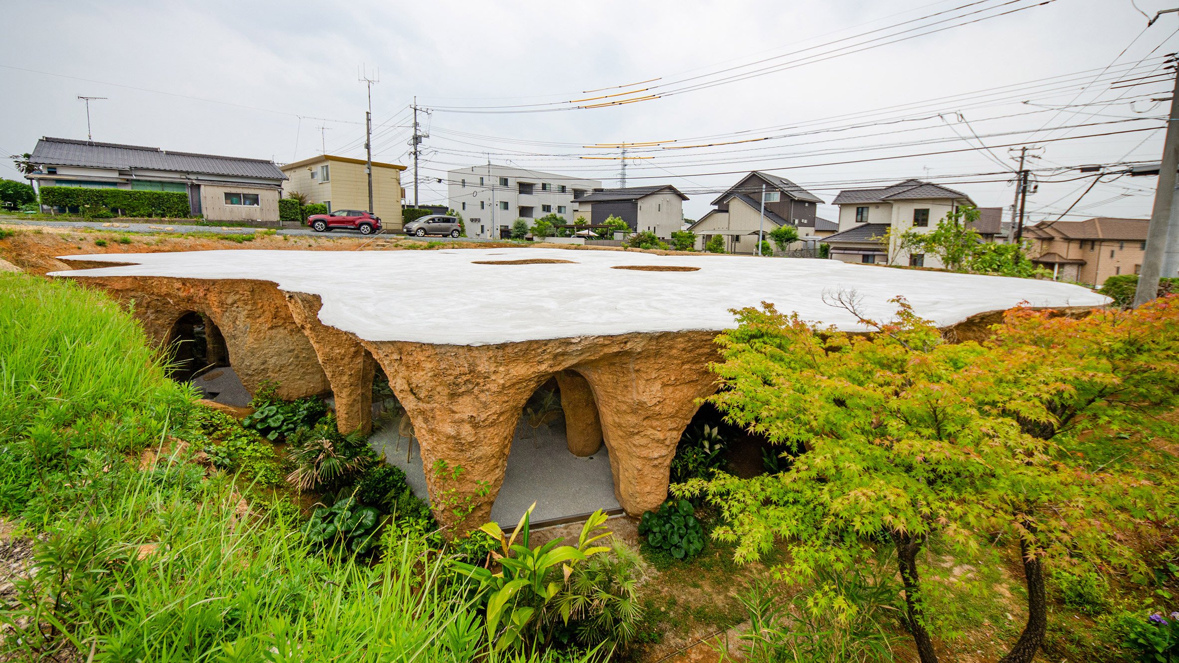 Stone-and-Earth Harmony: Junya Ishigami’s Mud-Covered Home and Restaurant in Japan