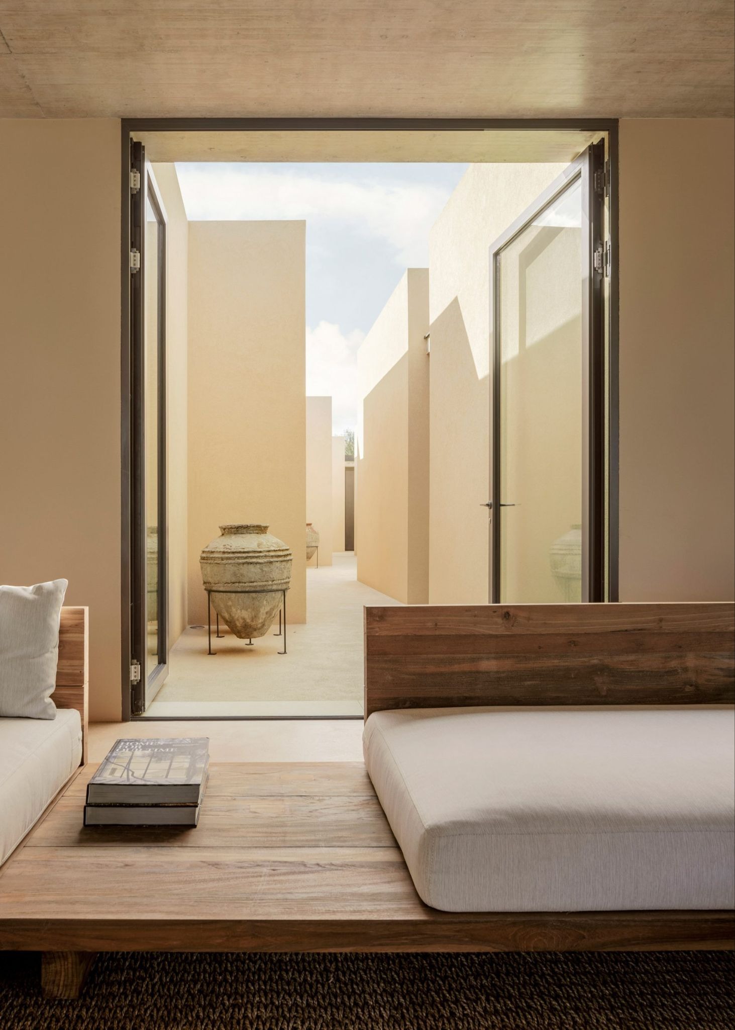 Patio House: Solum Studio’s Quiet Labyrinth by the Sea