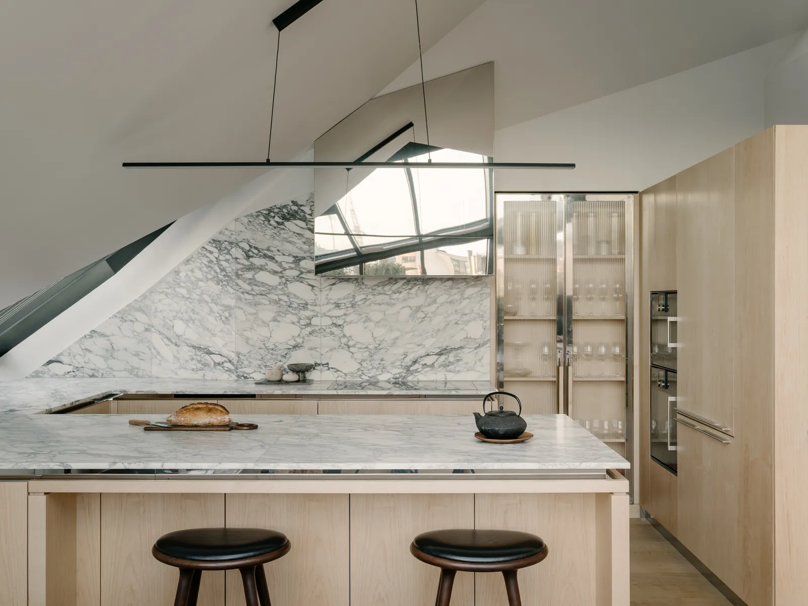 Overscaled Pattern In Small Spaces: Why Big Graphics Can Feel Calmer