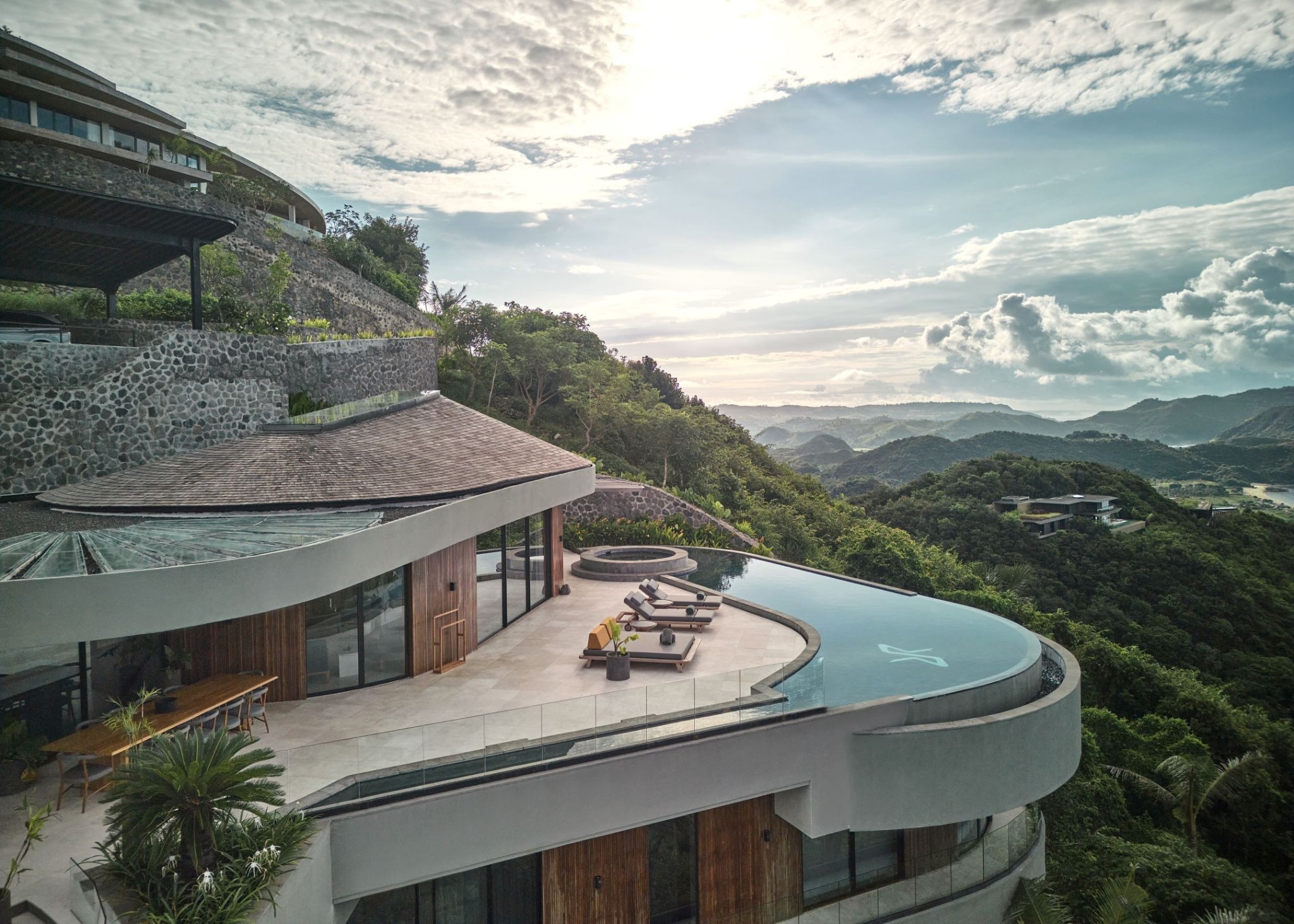 Nyrenstone Estate: Architecture Shaped by Slope, Geometry, and the Sea