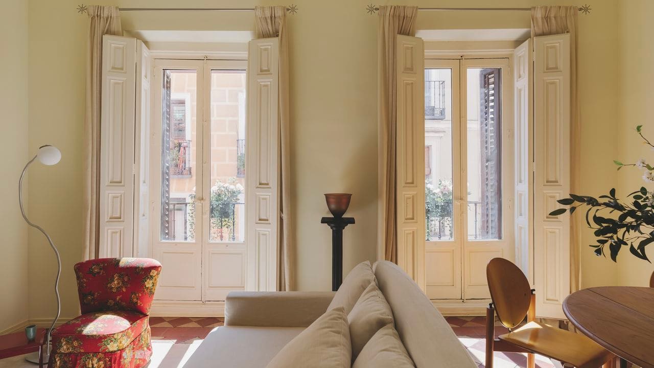 When Industrial Precision Meets Domestic Comfort in a Compact Madrid Home