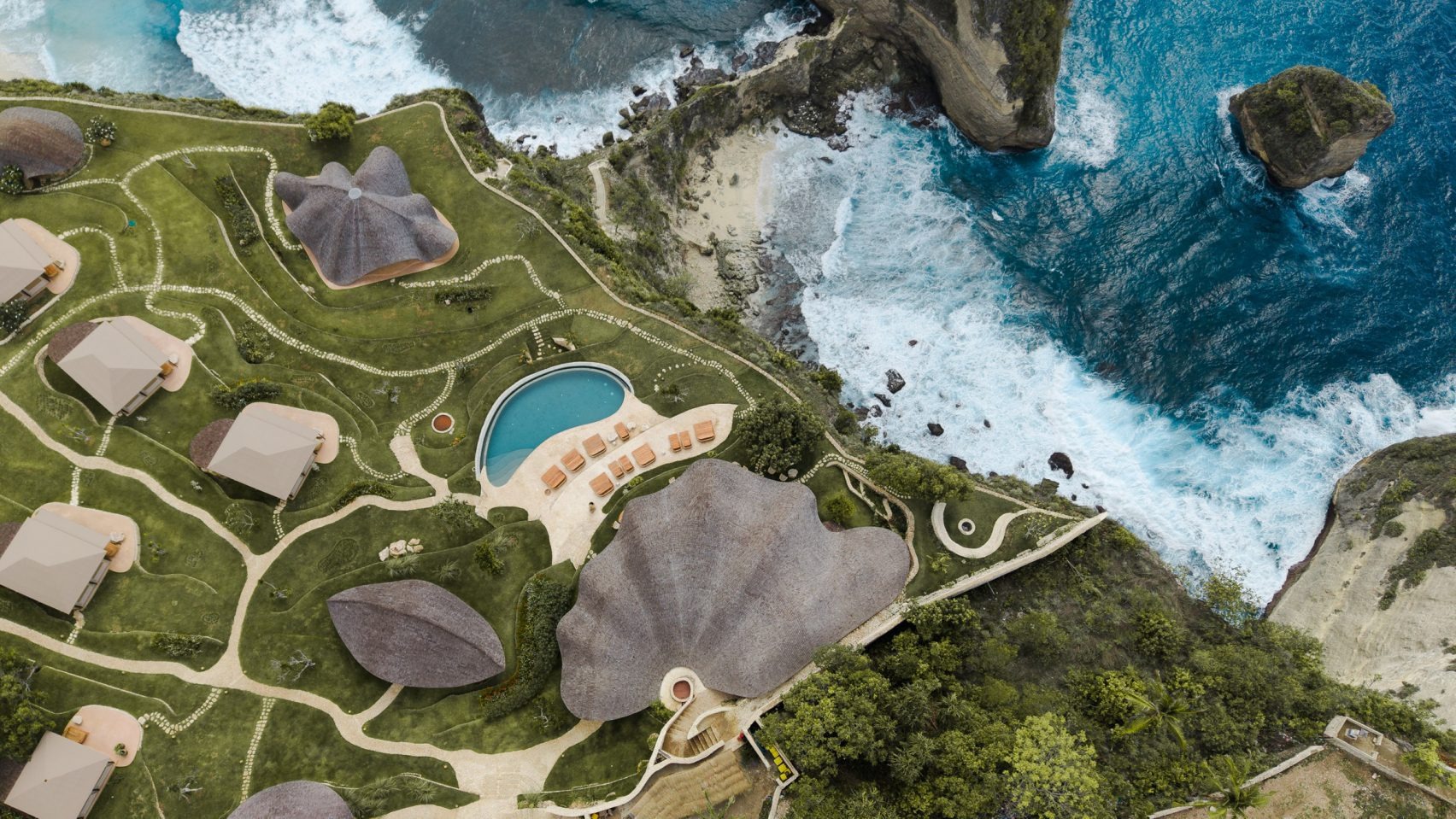 The Living Structure: Pablo Luna’s Intaaya Retreat Dissolves into the Indonesian Landscape