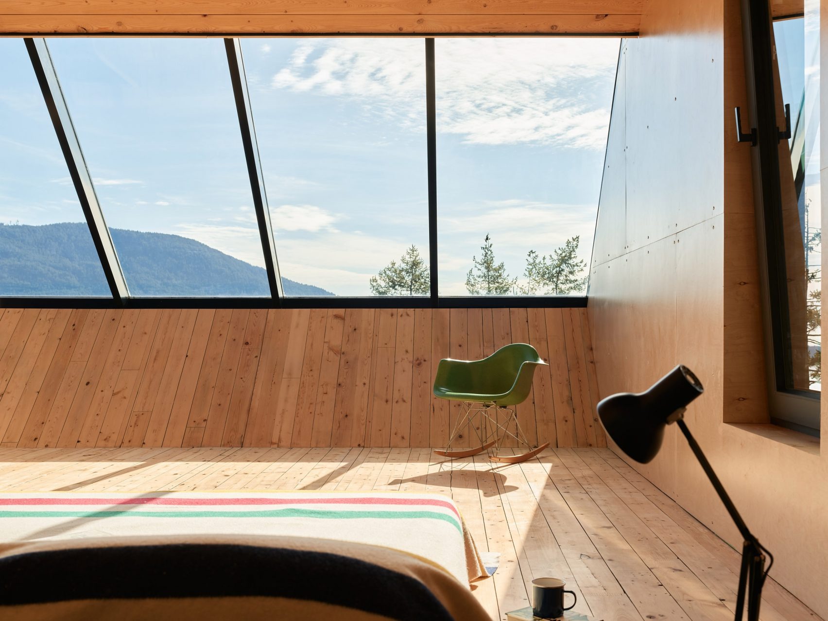 The Nest: Daria Sheina Studio’s Solar-Powered Perch in the British Columbia Canopy