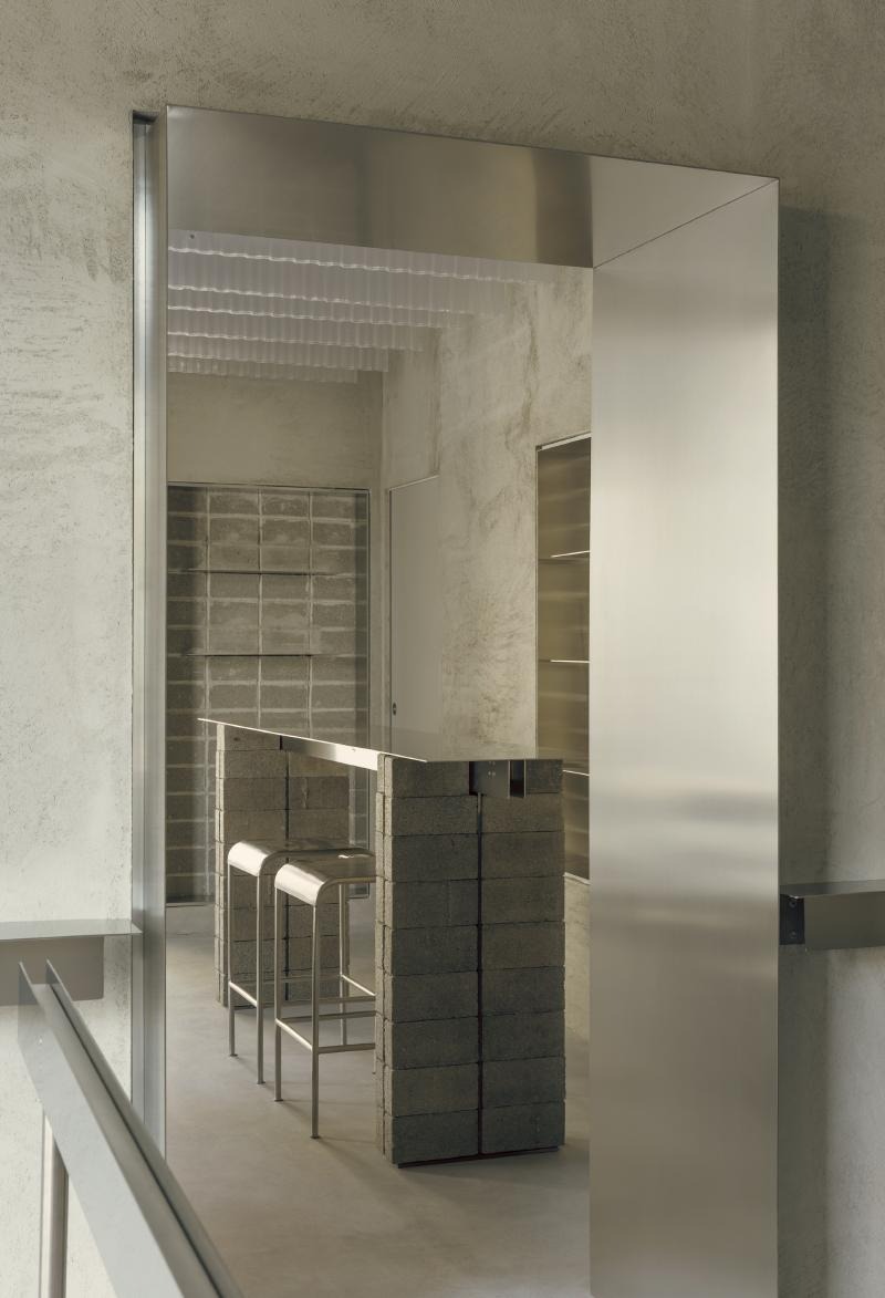 The Stainless Shrine: SOLUM Elevates the Smash Burger in Milan