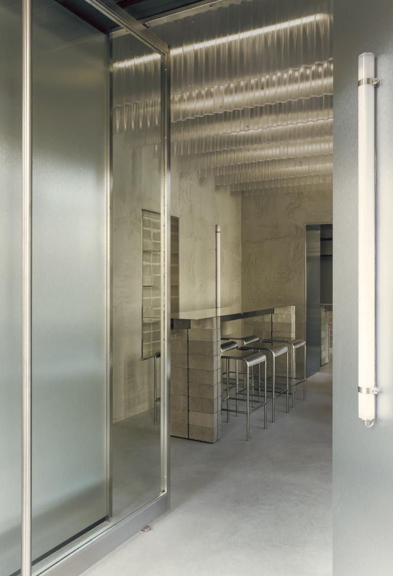 The Stainless Shrine: SOLUM Elevates the Smash Burger in Milan