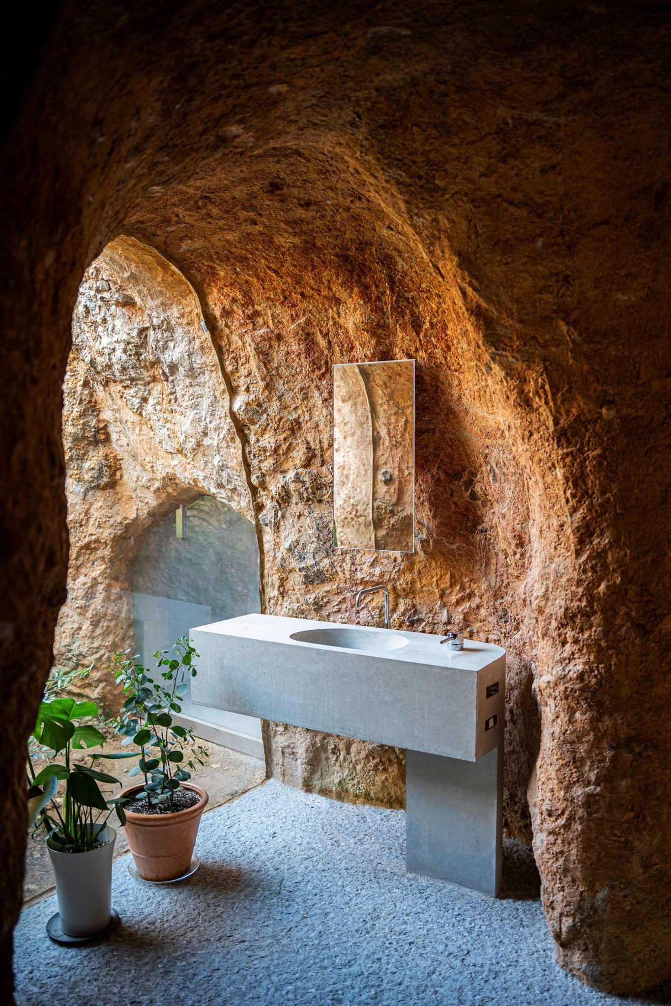 Stone-and-Earth Harmony: Junya Ishigami’s Mud-Covered Home and Restaurant in Japan
