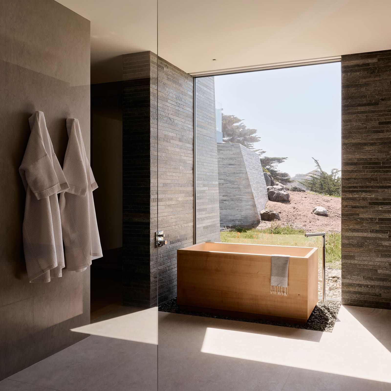 When the Bath Becomes a Viewing Platform