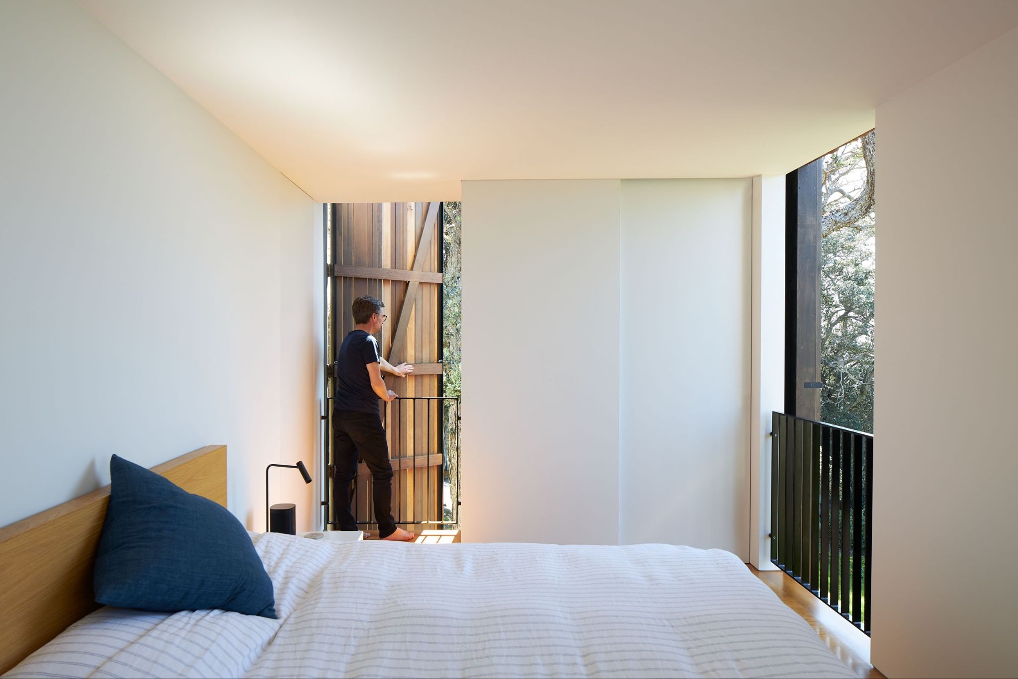 MacKay Curtis Suspends a Timber Sleeping Box Over a Fully Glazed Living Platform