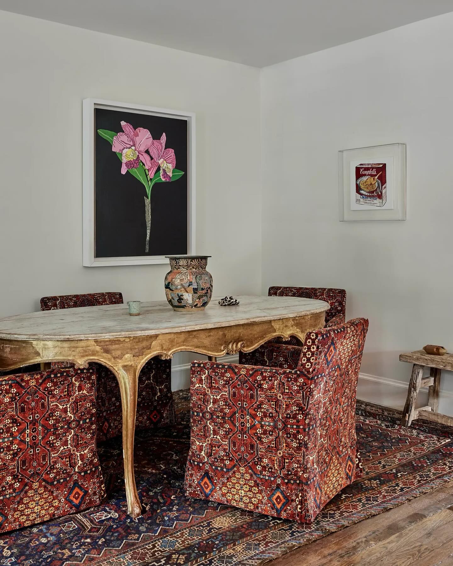 Patterned Furniture In Minimal Interiors: Where Simplicity Meets Expression