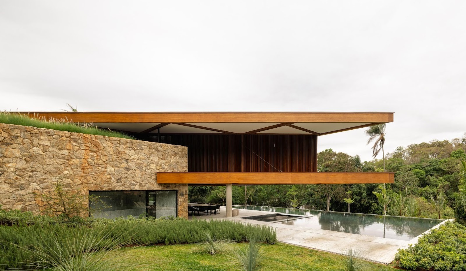 Tangram House: TETRO Arquitetura Composes a Geometric Home Rooted in Landscape