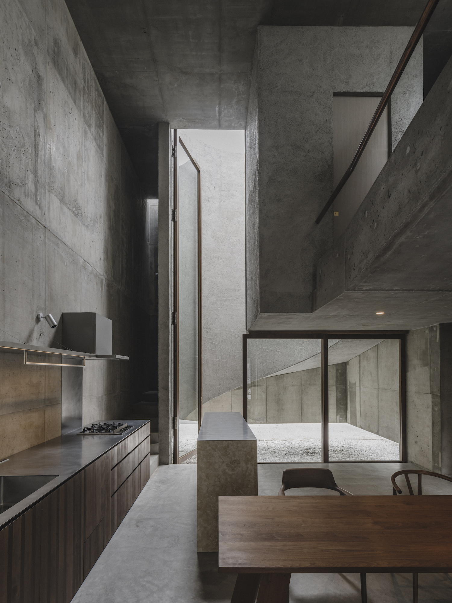 Top Picks - 10 Striking Brutalist Houses That Redefine Concrete Architecture