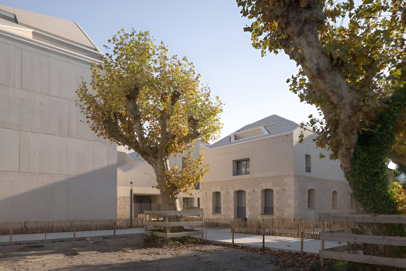 Asymmetric Peaks: OLGGA and Atelier Cambium Sculpt a Mineral Horizon in Bordeaux