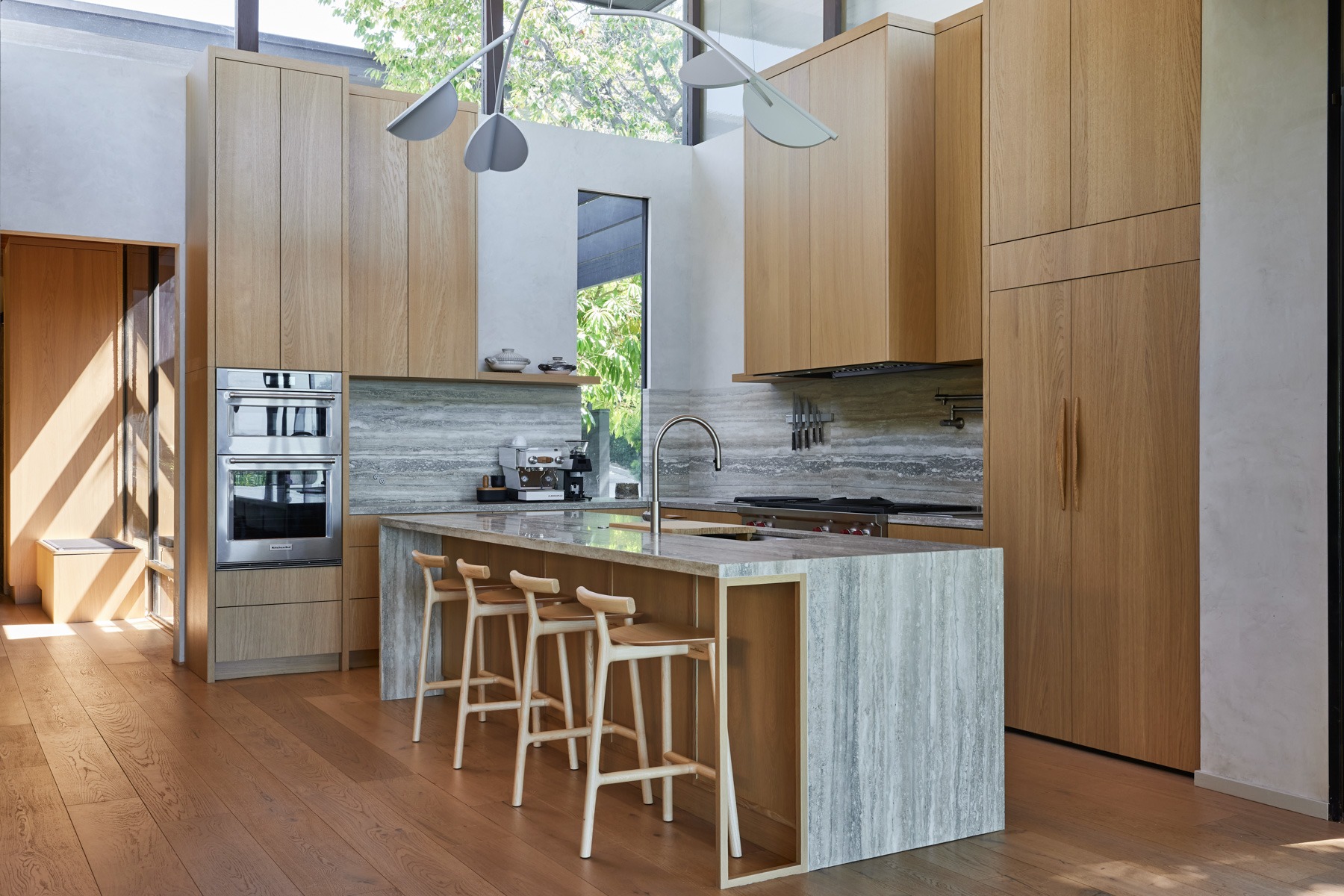 Living on the Edge of Transparency: OWIU Design’s Glass Ridge House in Los Angeles